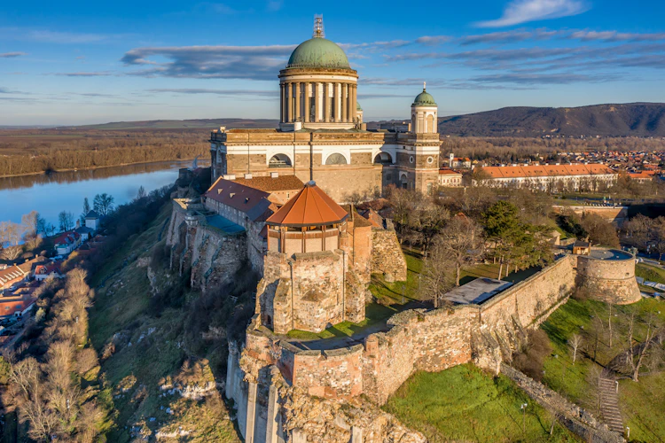 Esztergom Basilika ved Donau-floden - Ungarns største kirke set fra luften