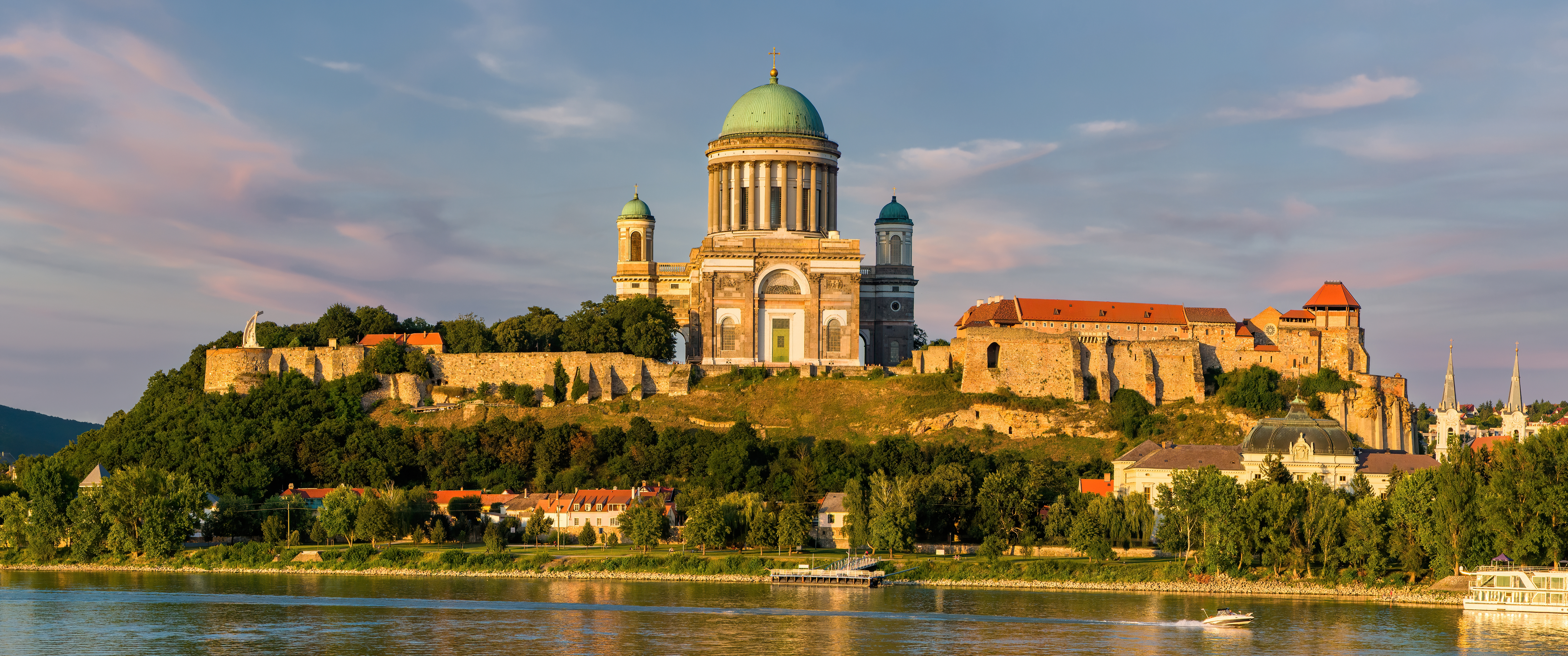 Esztergom Basilika med grøn kuppel ved Donau floden i Ungarn