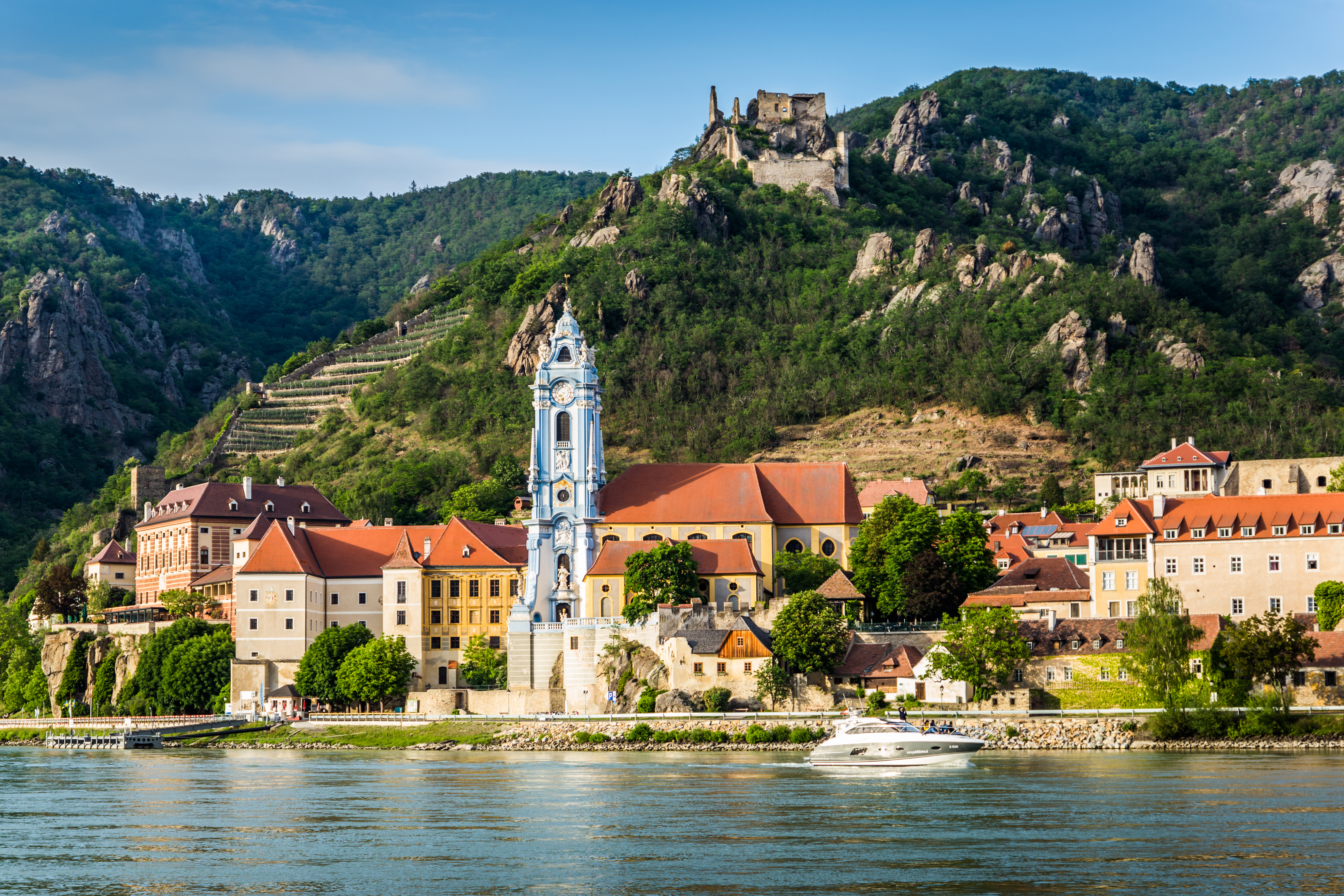 Dürnstein historiske by med kloster og slot ved Donau floden i UNESCO Wachau-regionen Østrig