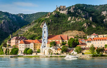 Dürnstein historiske by med kloster og slot ved Donau floden i UNESCO Wachau-regionen Østrig