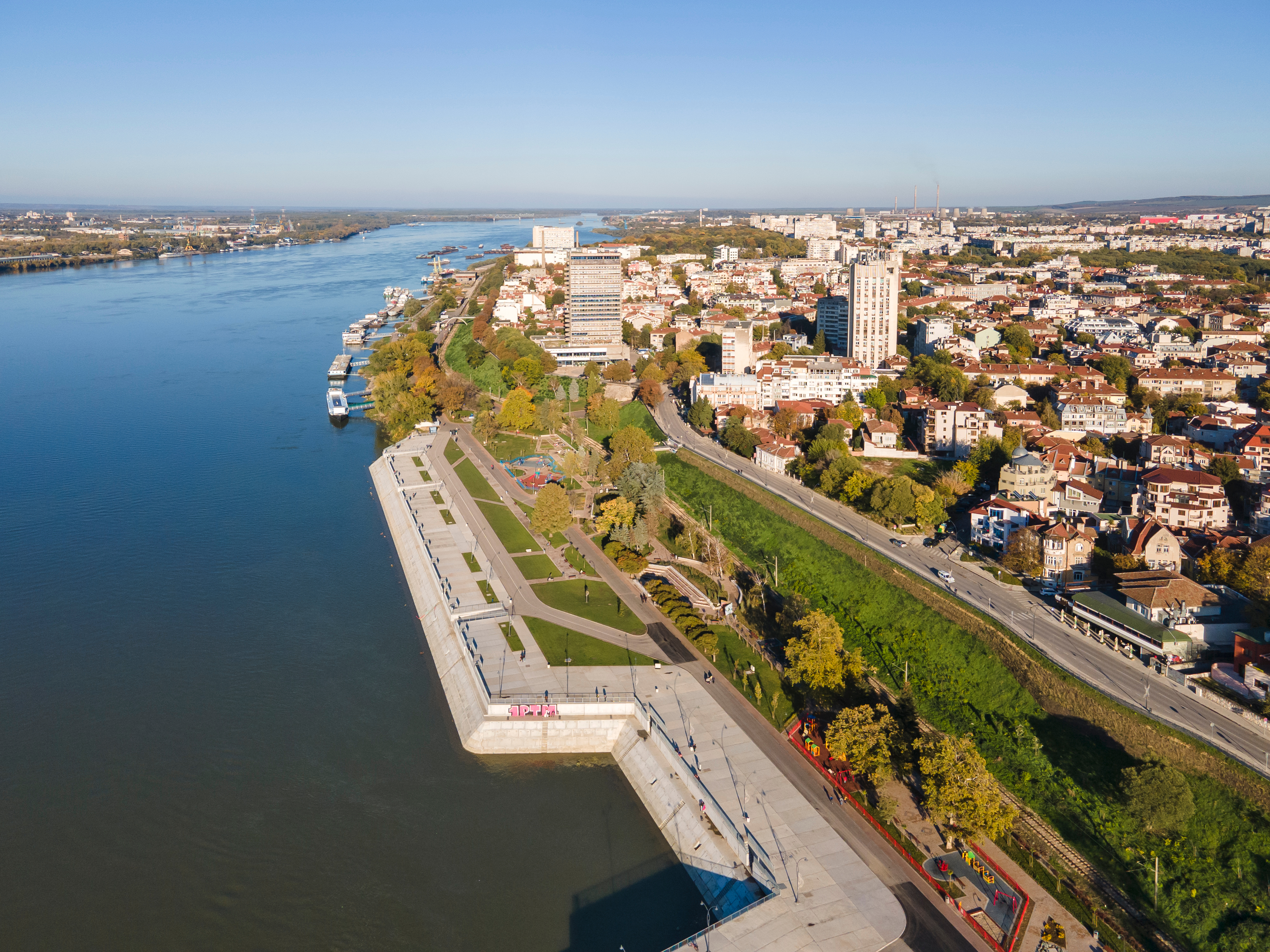 Panoramaudsigt over havnebyen Rousse i Bulgarien ved Donau-floden