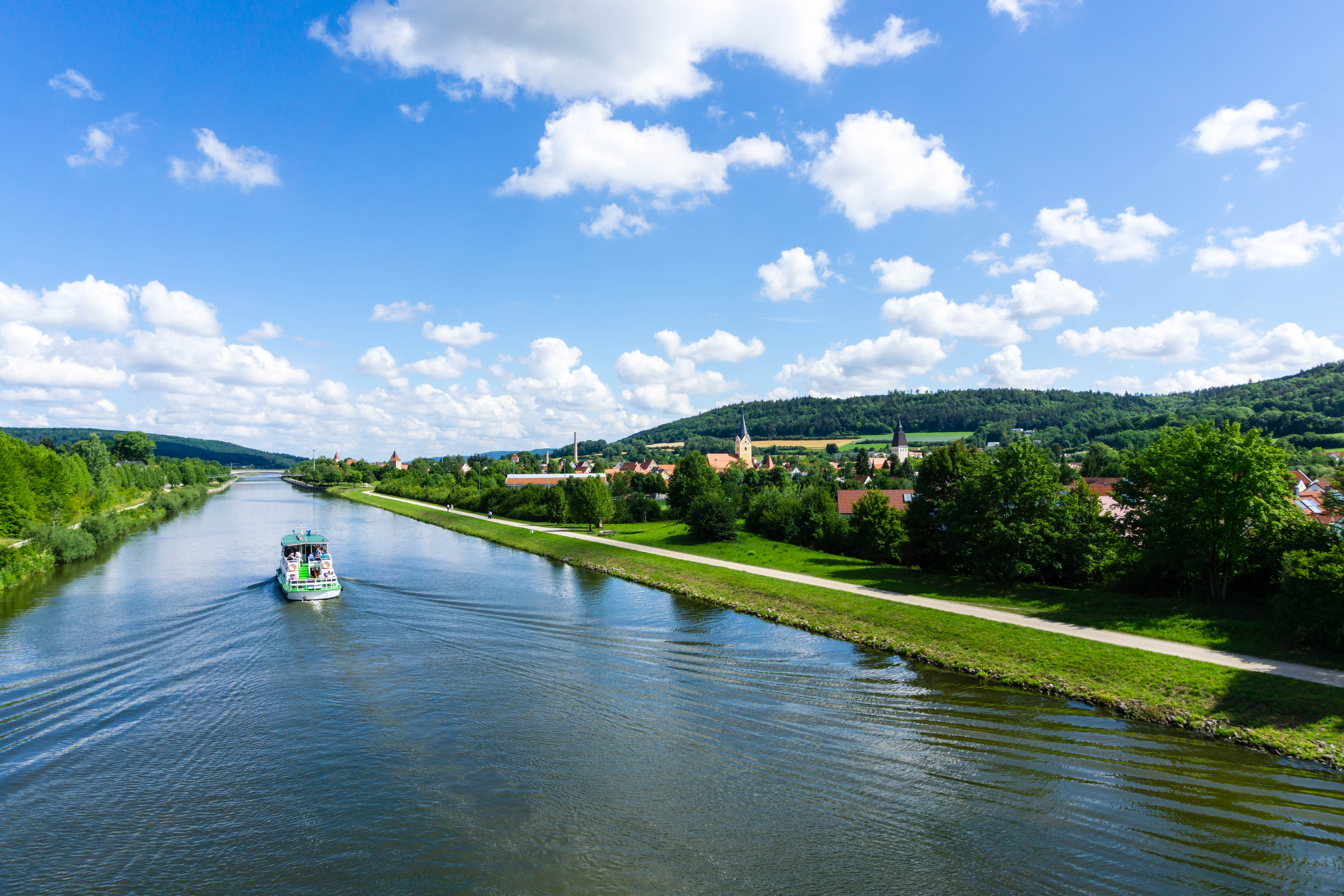 Berching ved Donau-kanalen i Bayern - populær tysk turistdestination med charmerende historisk bykerne