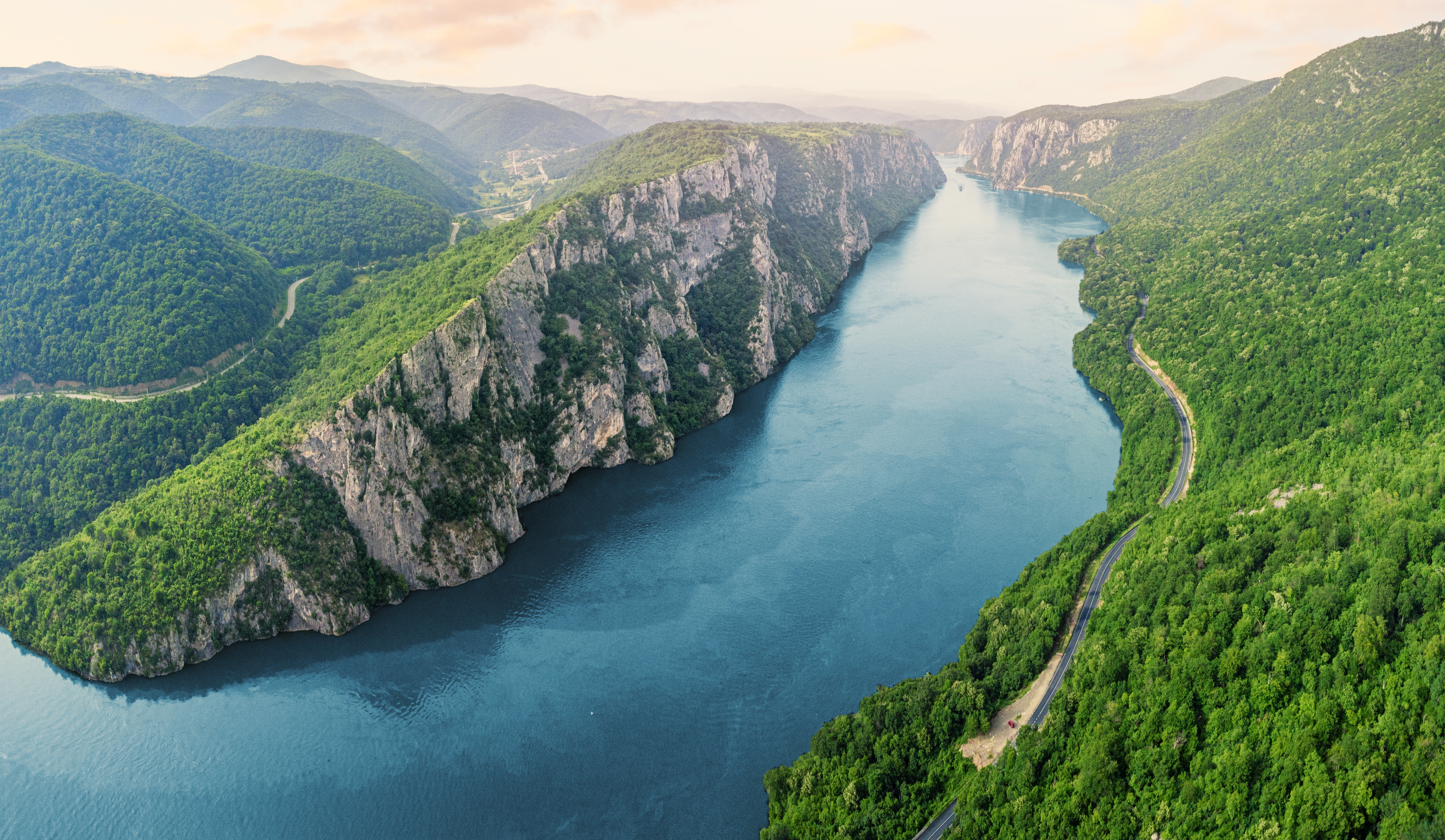 Fascinerende fugleperspektiv af Donau-floden der slynger sig gennem den dramatiske kløft i Djerdap Nationalpark, perfekt til flodsejlads og naturoplevelser