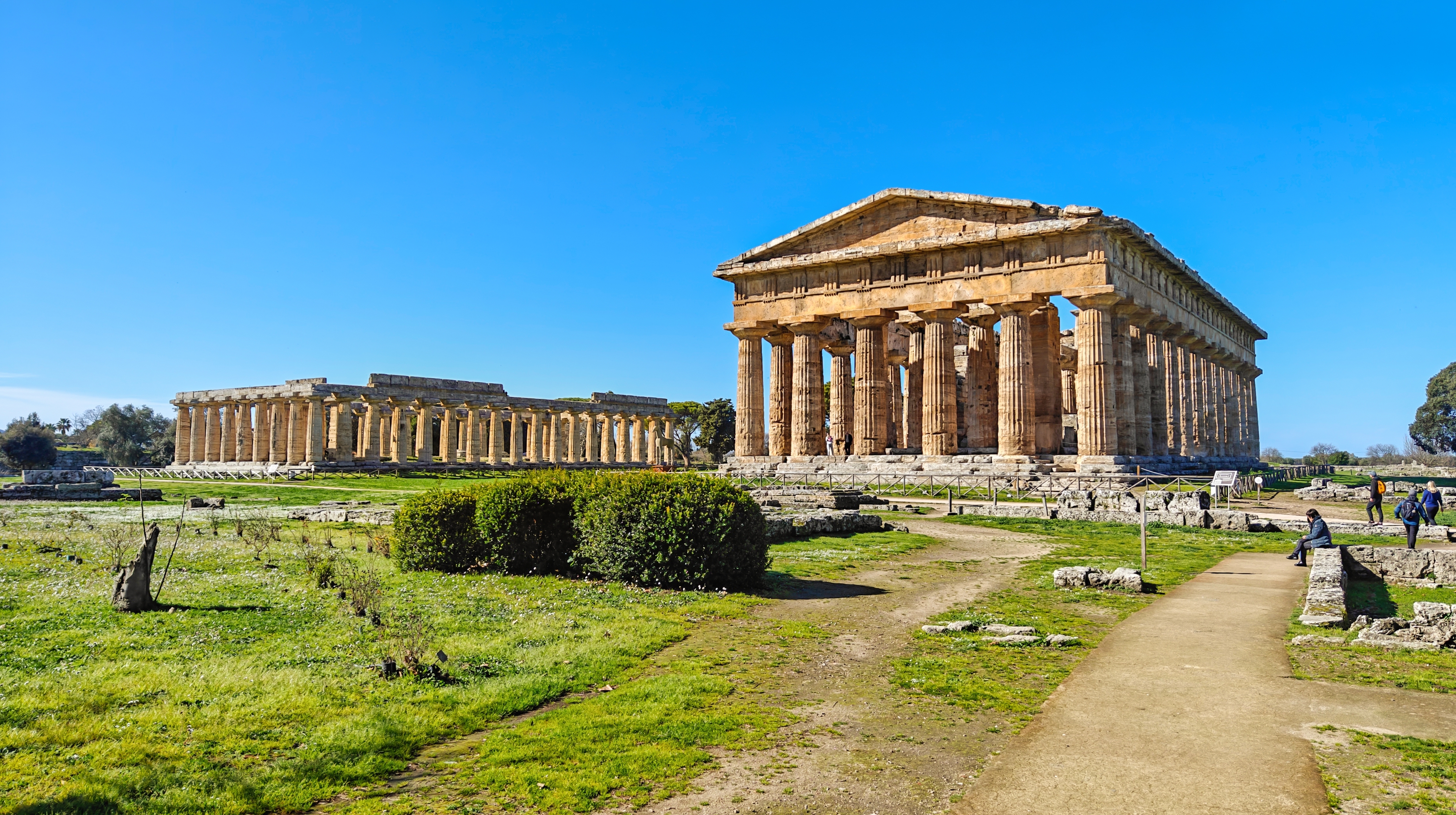 Majestætiske Doriske templer i Paestum, Italien - antikke græske ruiner fra 550-450 f.Kr. omgivet af grønne områder