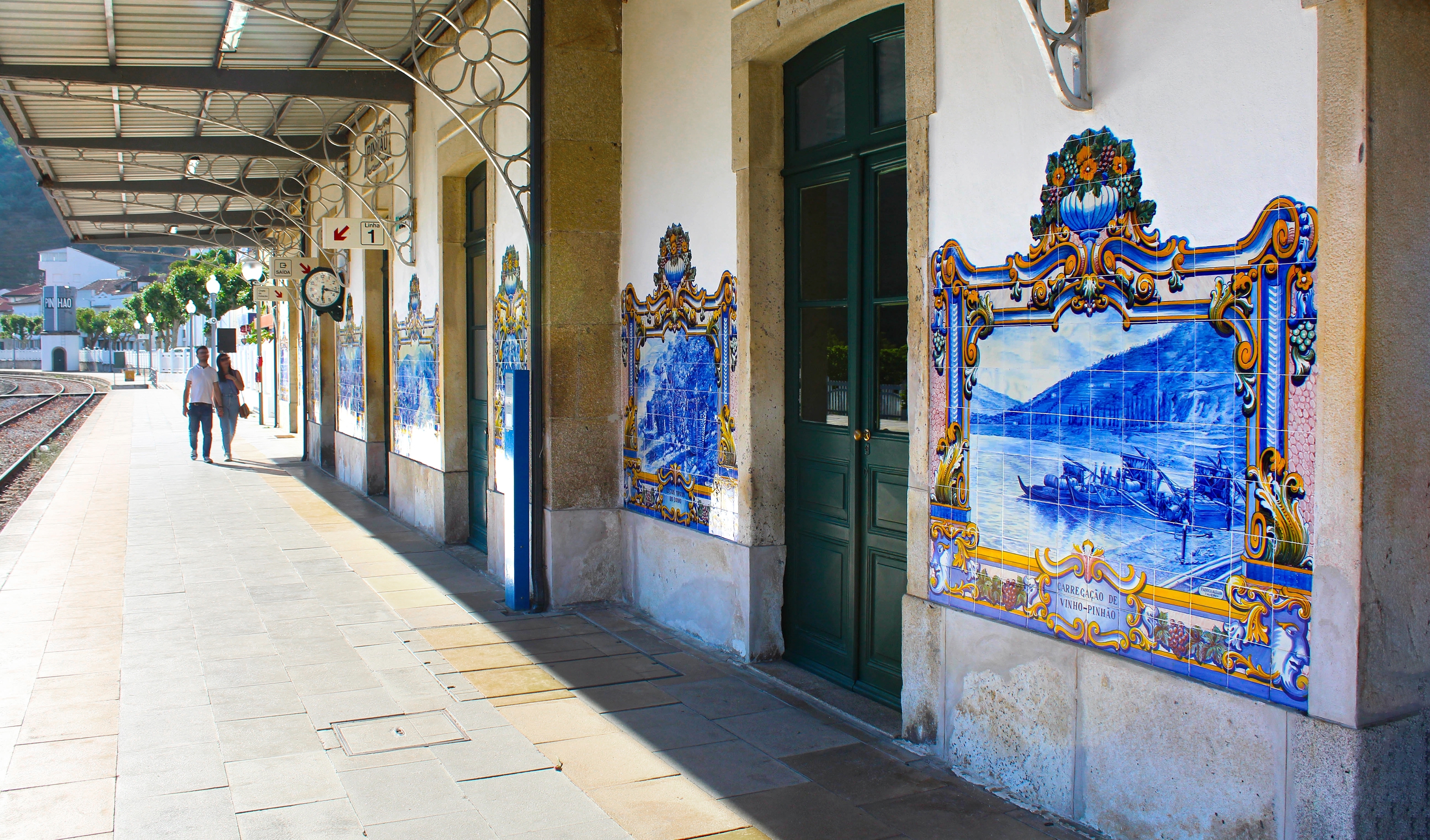 Perron ved den charmerende togstation i Pinhão, Douro-dalen, med ikoniske portugisiske azulejo-fliser