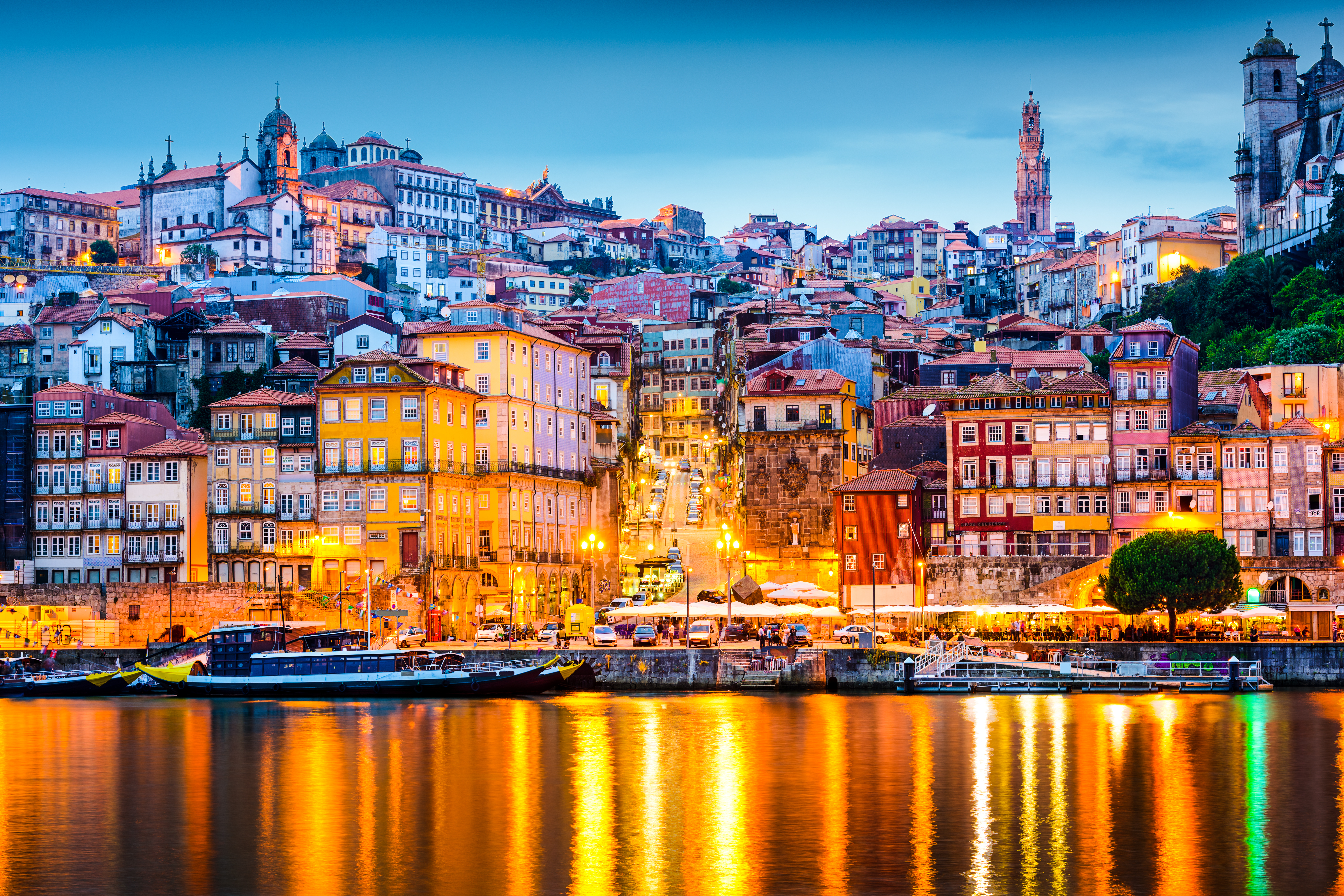 Douro-floden i Porto med solnedgang og charmerende portugisiske bygninger