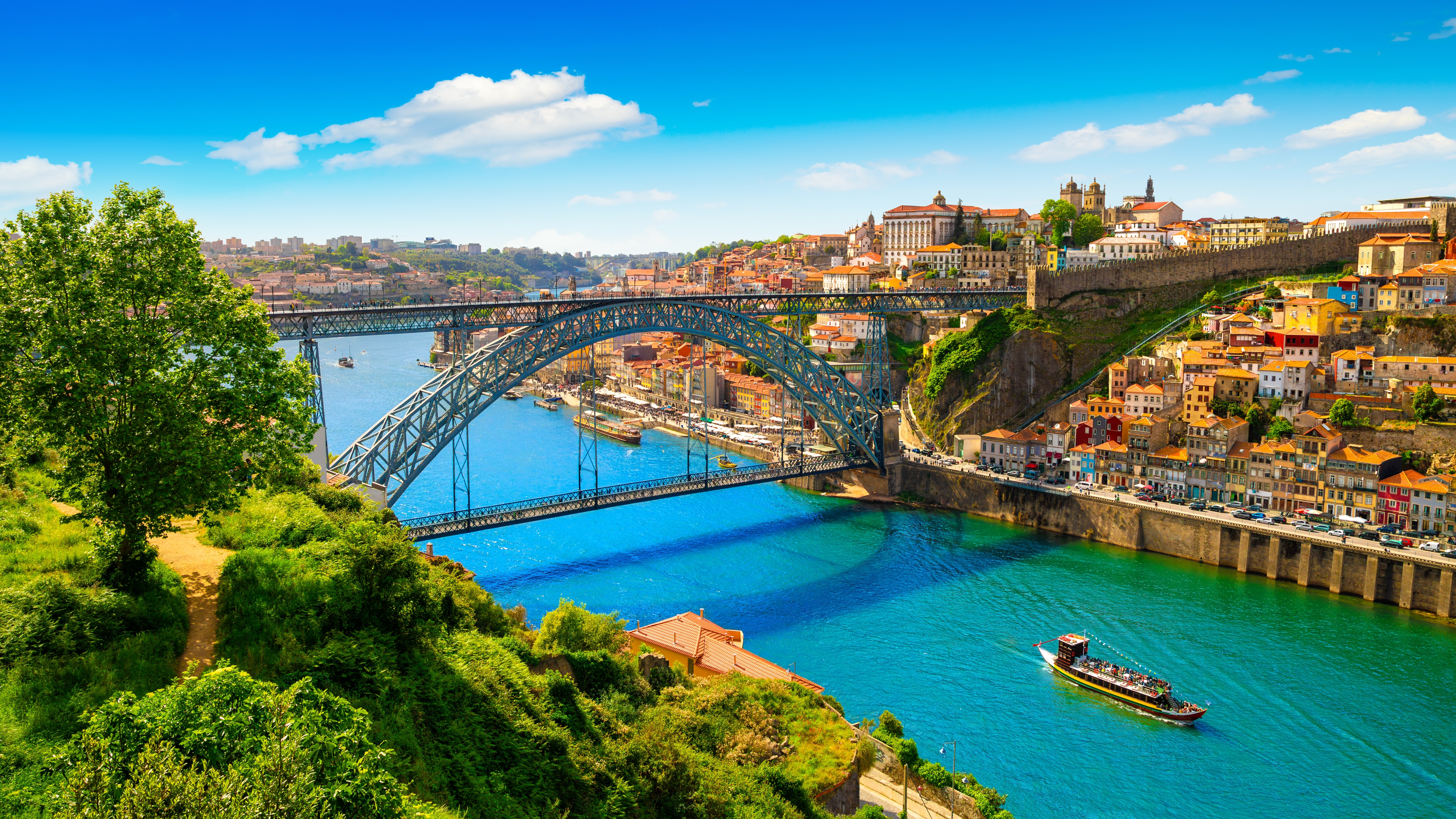 Historisk Porto bydel med Dom Luis I broen over Douro-floden i Portugal