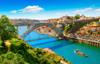 Historisk Porto bydel med Dom Luis I broen over Douro-floden i Portugal
