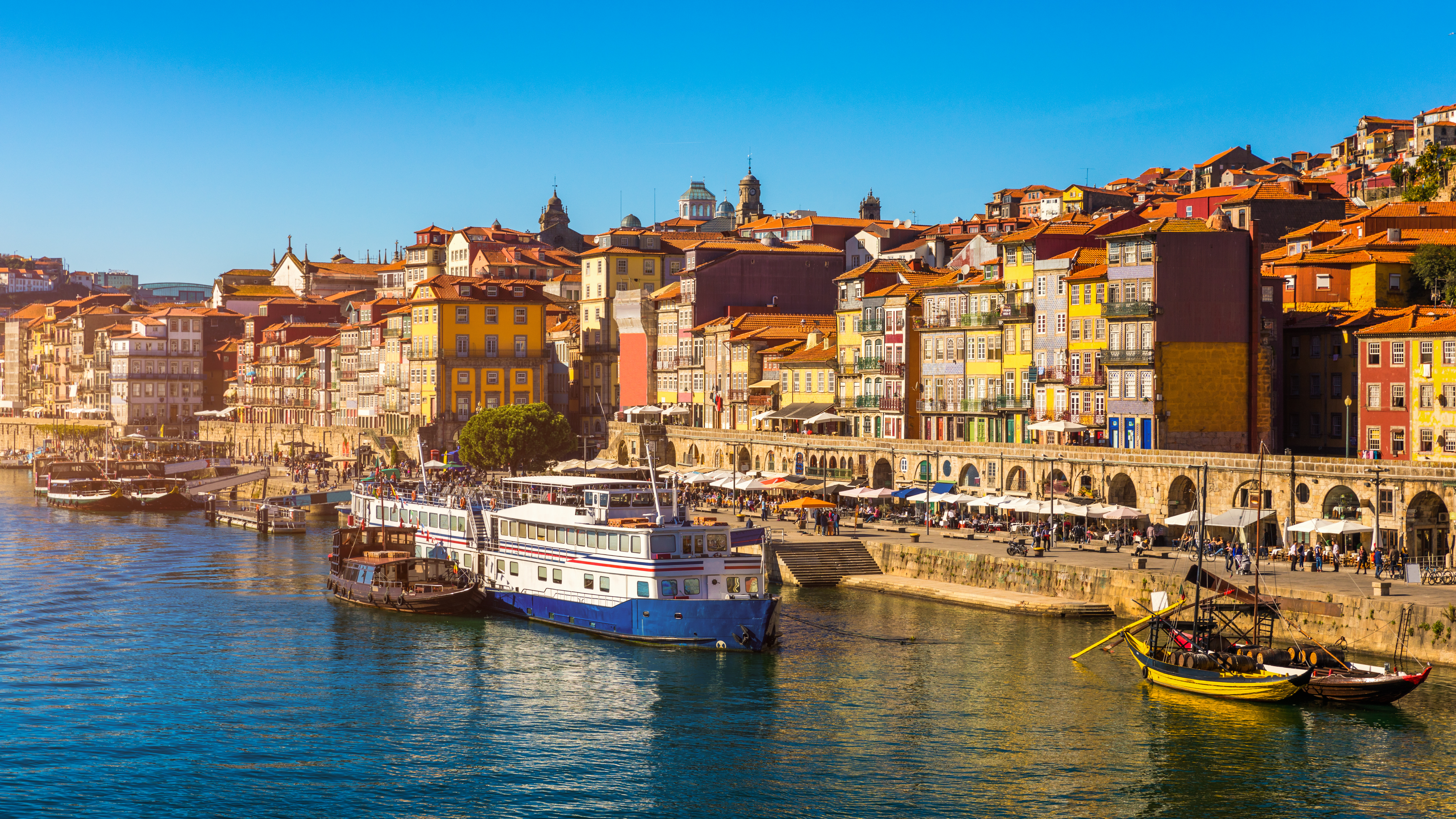 UNESCO verdensarv Ribeira i Porto med historiske bygninger ved Douro-floden