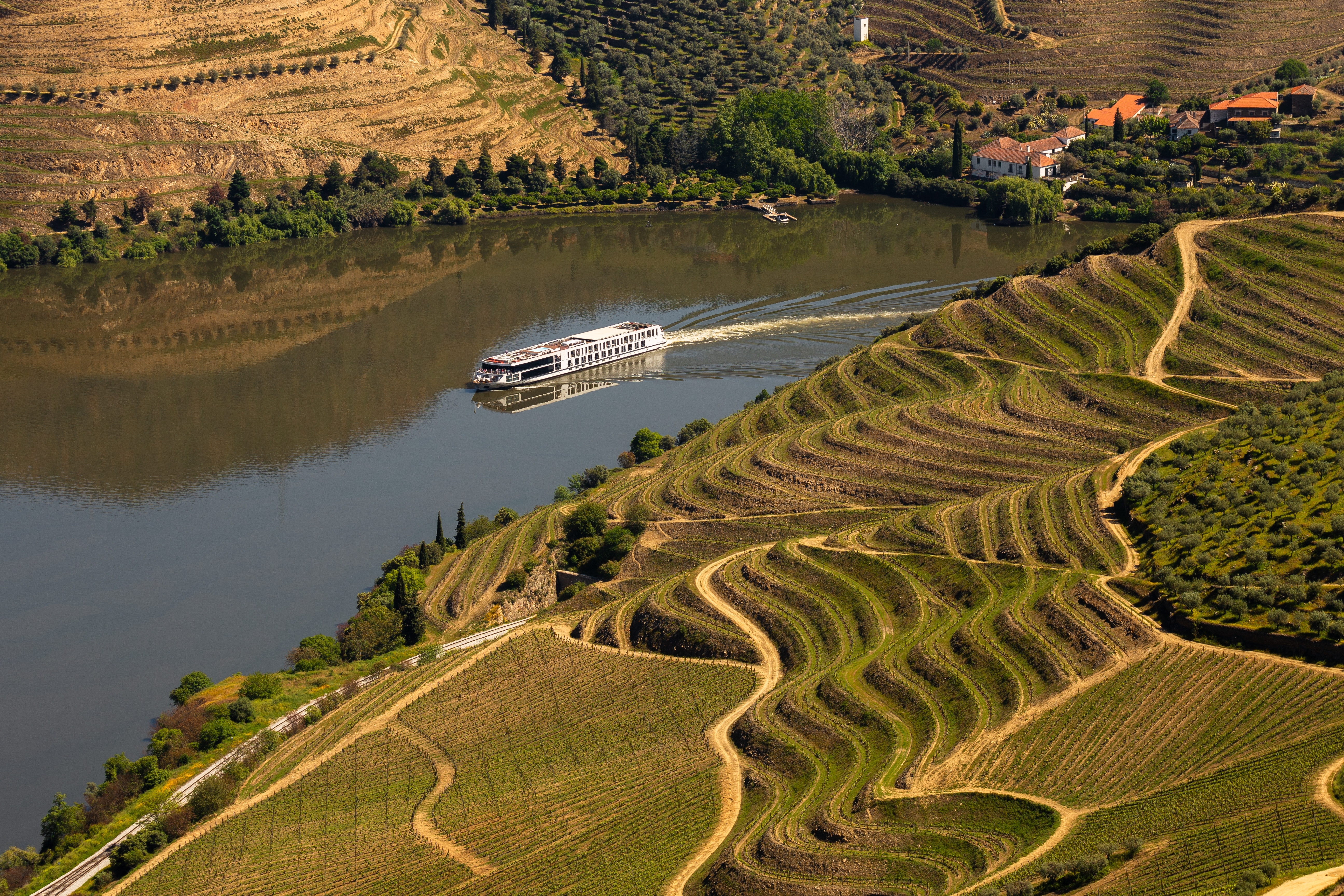 Flodkrydstogt på Douro-floden med udsigt over de karakteristiske terrasse-vingårde i den portugisiske Douro-dal