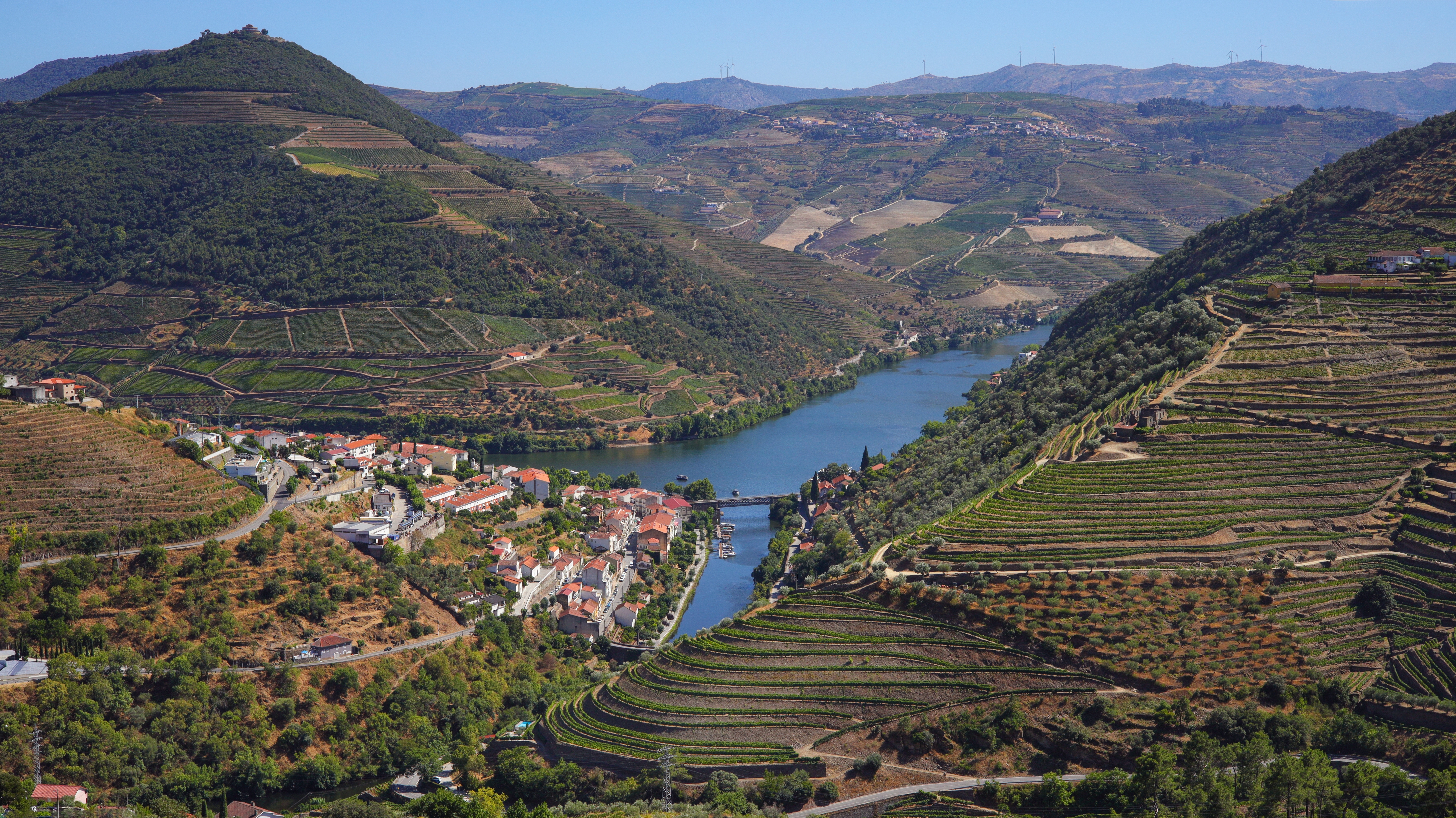 Spektakulært vue over Douro-dalens terrasserede vinmarker, den snoede flod og jernbanebroen ved Pinhão i Nordportugals verdensberømte vinregion