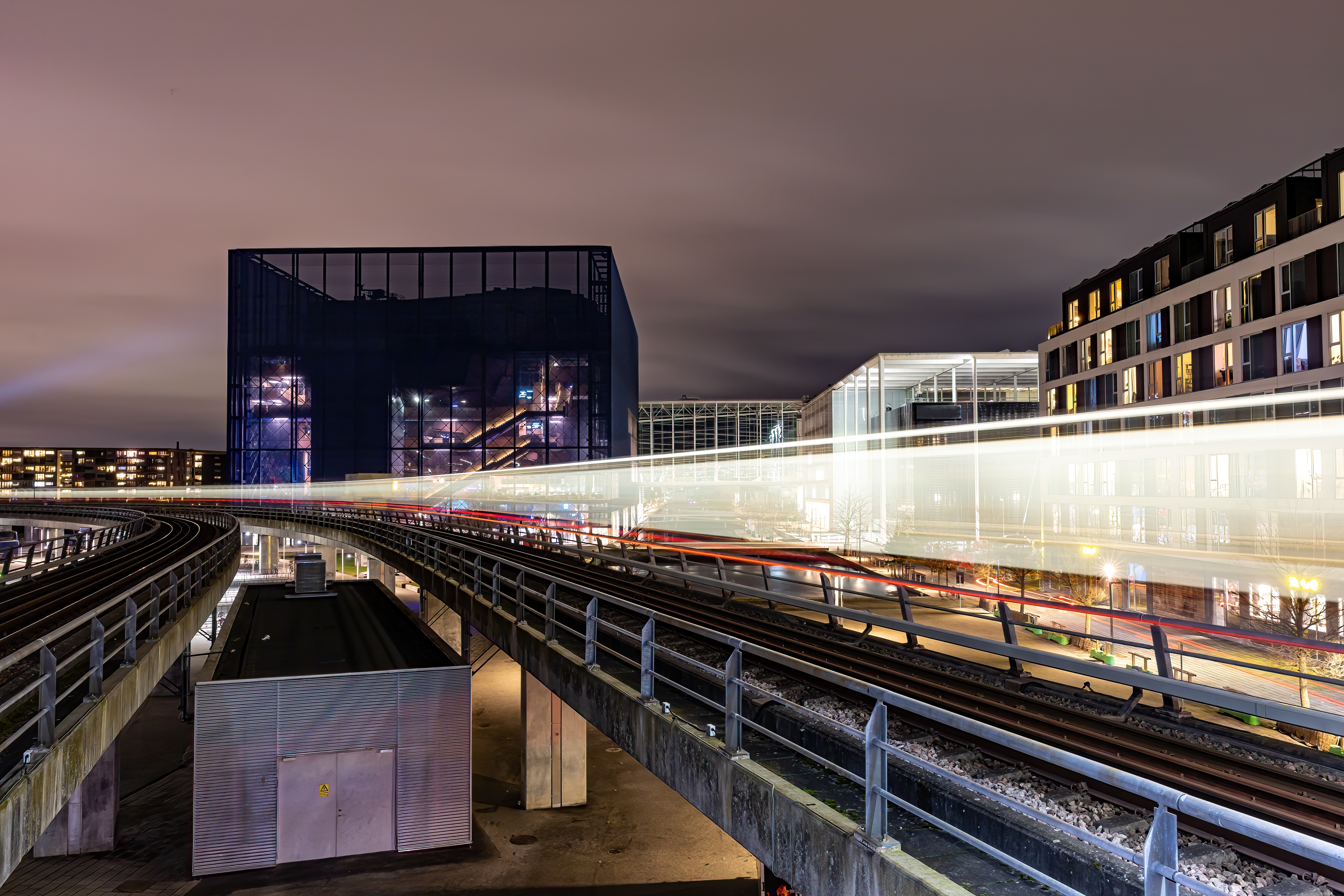 Metro med lysspor i DR Byen København om aftenen