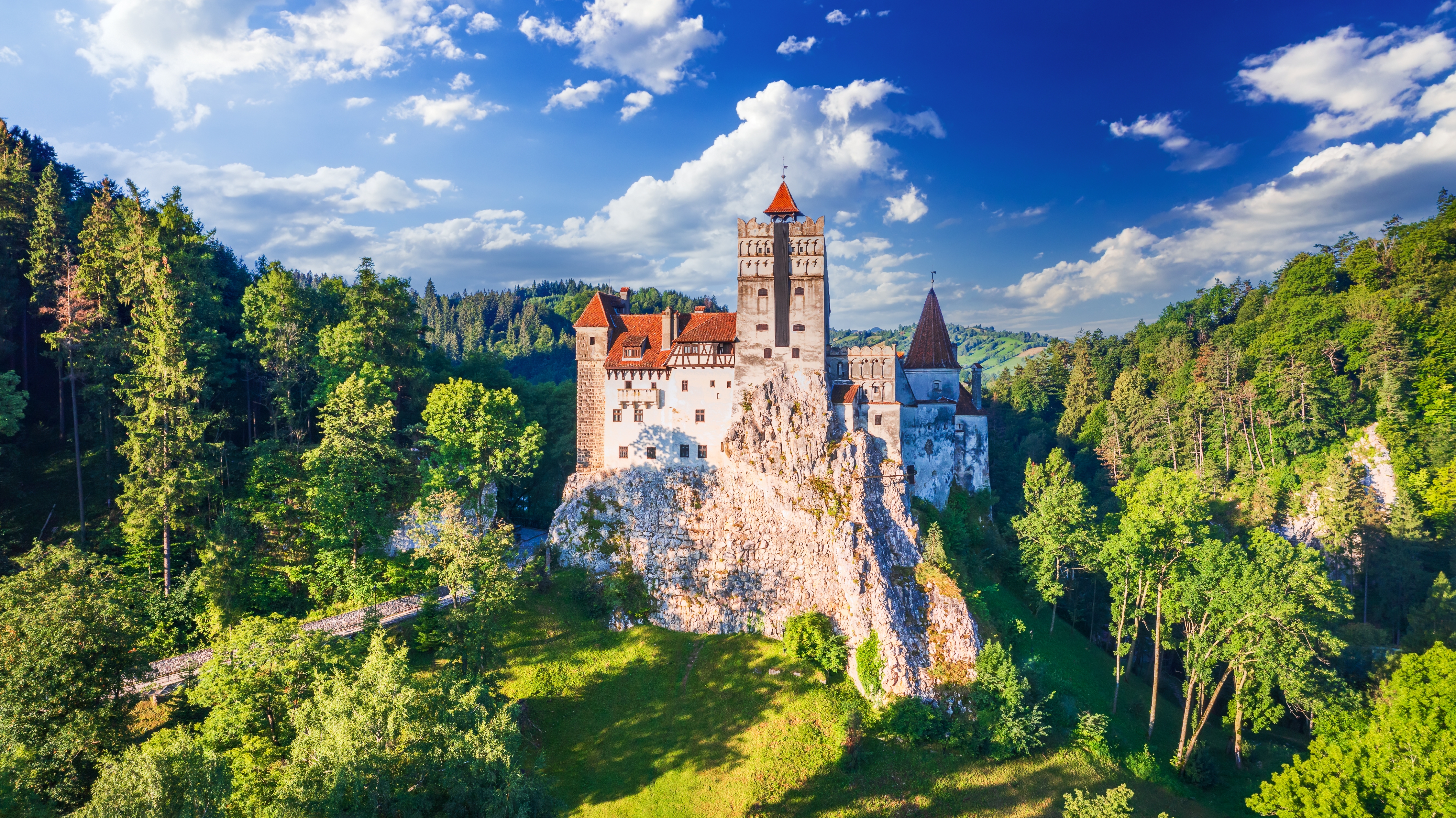 Det ikoniske Bran Castle i Transsylvanien, Rumænien - bedre kendt som Draculas slot, med spektakulær udsigt over de grønne Karpater