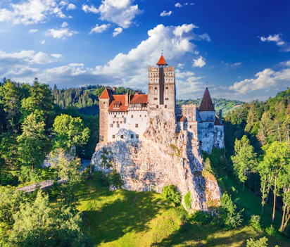 Det ikoniske Bran Castle i Transsylvanien, Rumænien - bedre kendt som Draculas slot, med spektakulær udsigt over de grønne Karpater