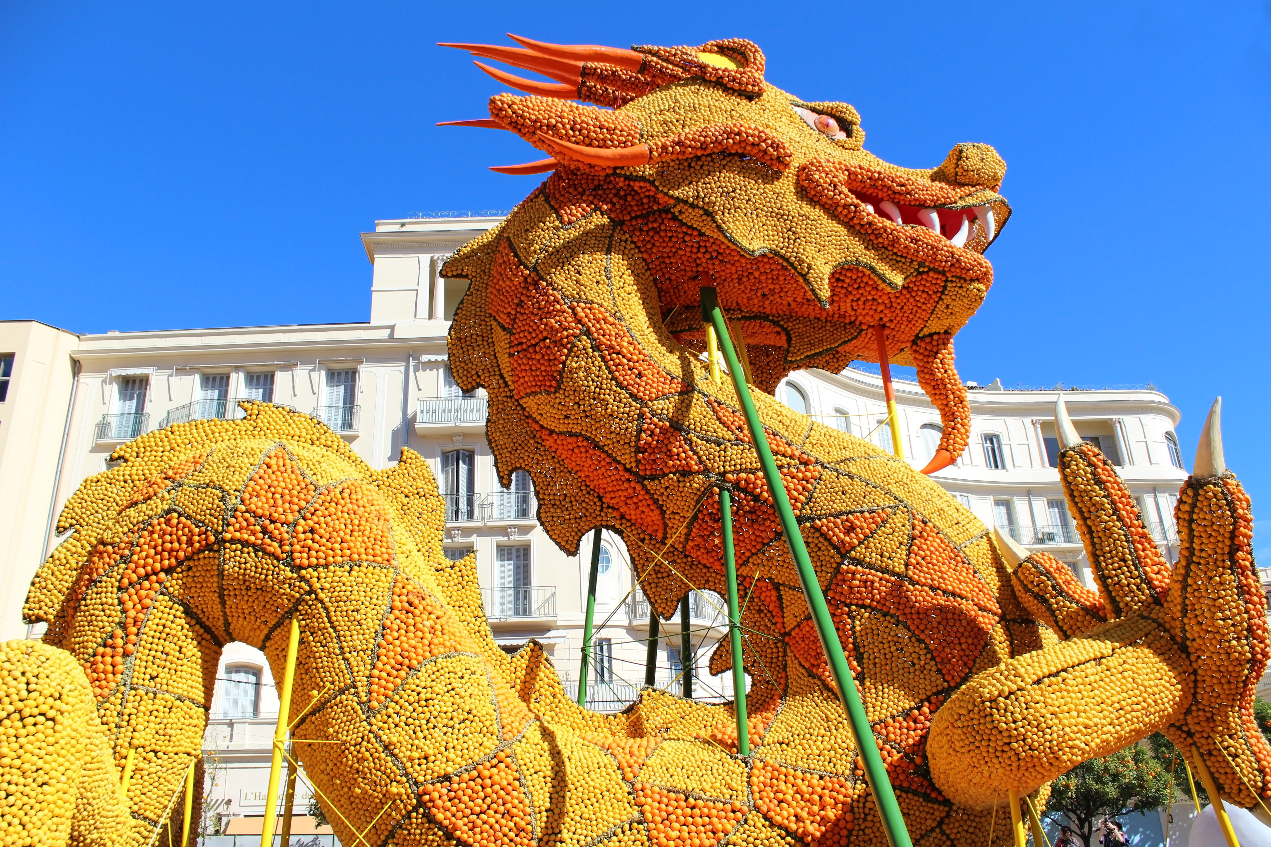 Imponerende gul og orange drage lavet af citroner ved det berømte citron festival i Menton, Sydfrankrig