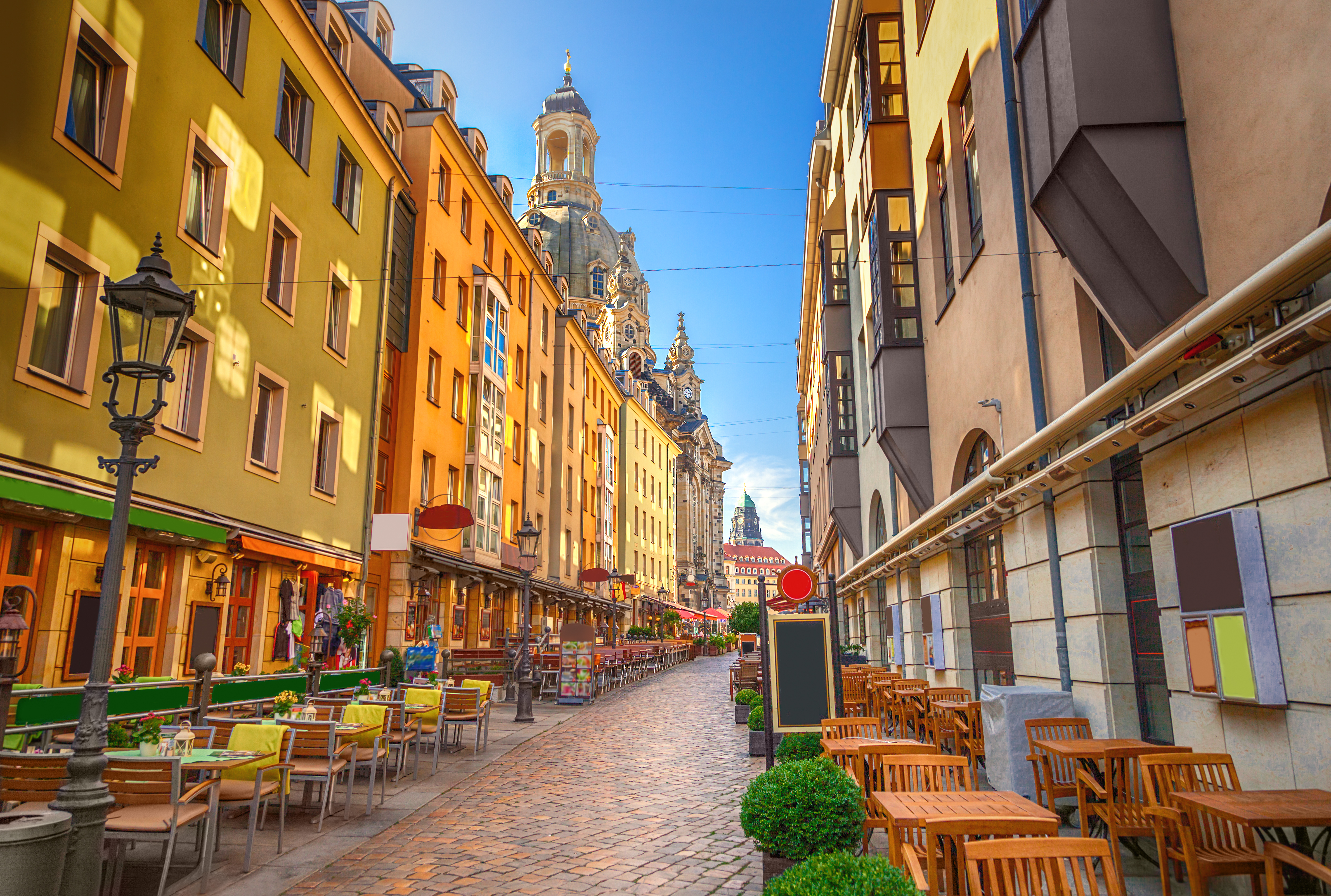 Dresden bystue med farverige bygninger og kirke