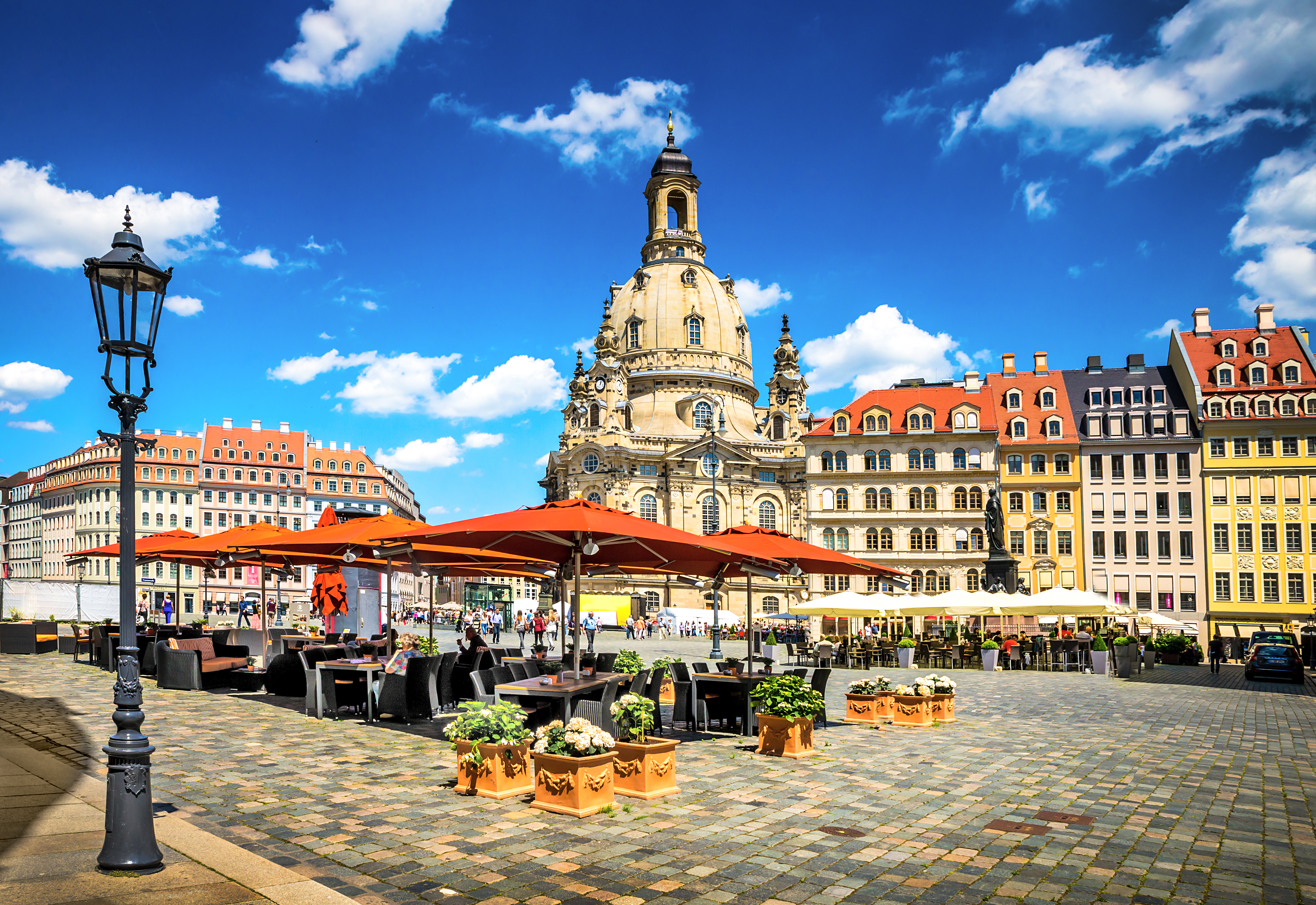 Farverige bygninger og Frauenkirche på Dresdens centrale torv