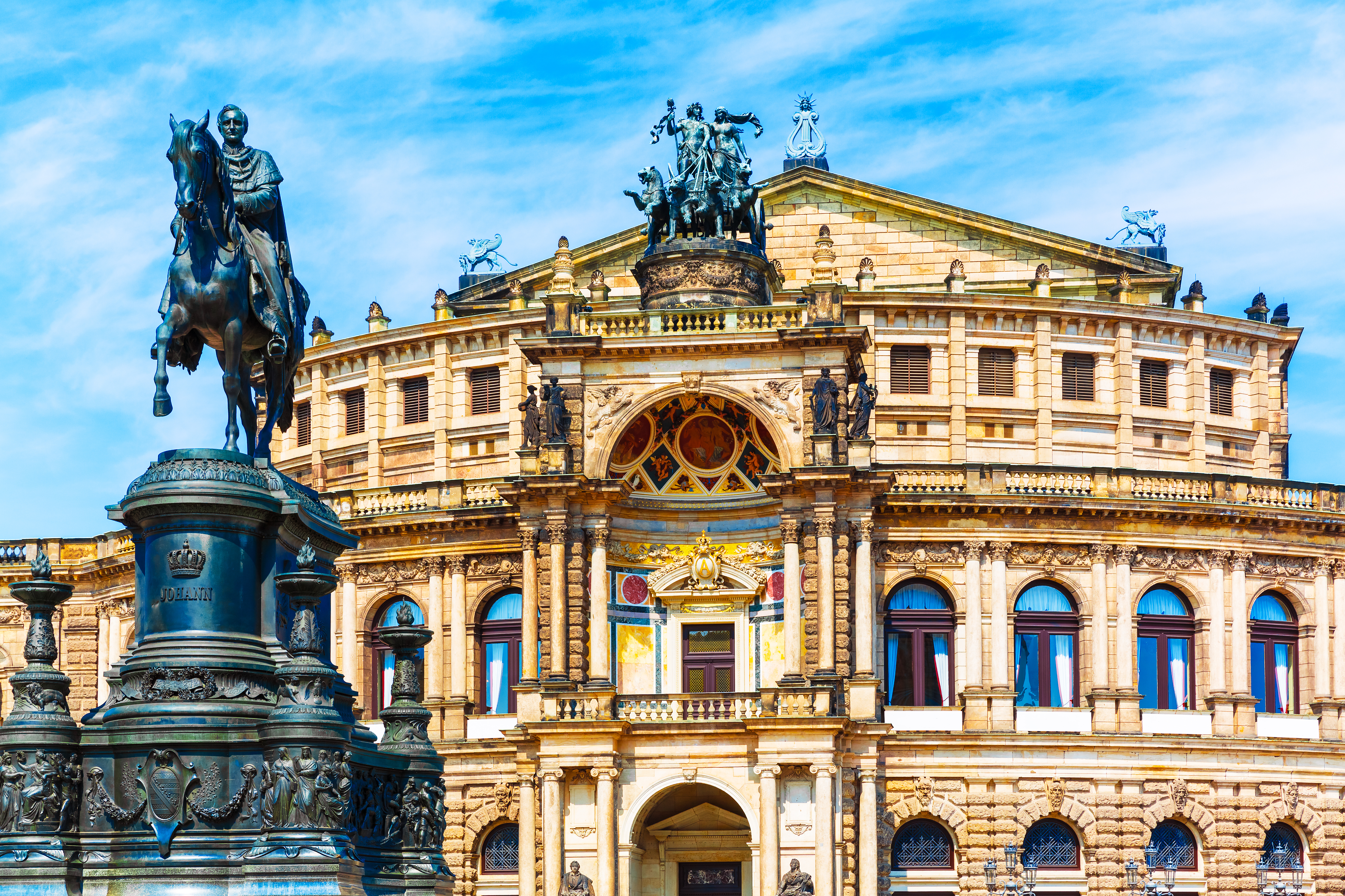 Dresden operahus Semperoper og König Johann monument i Tyskland