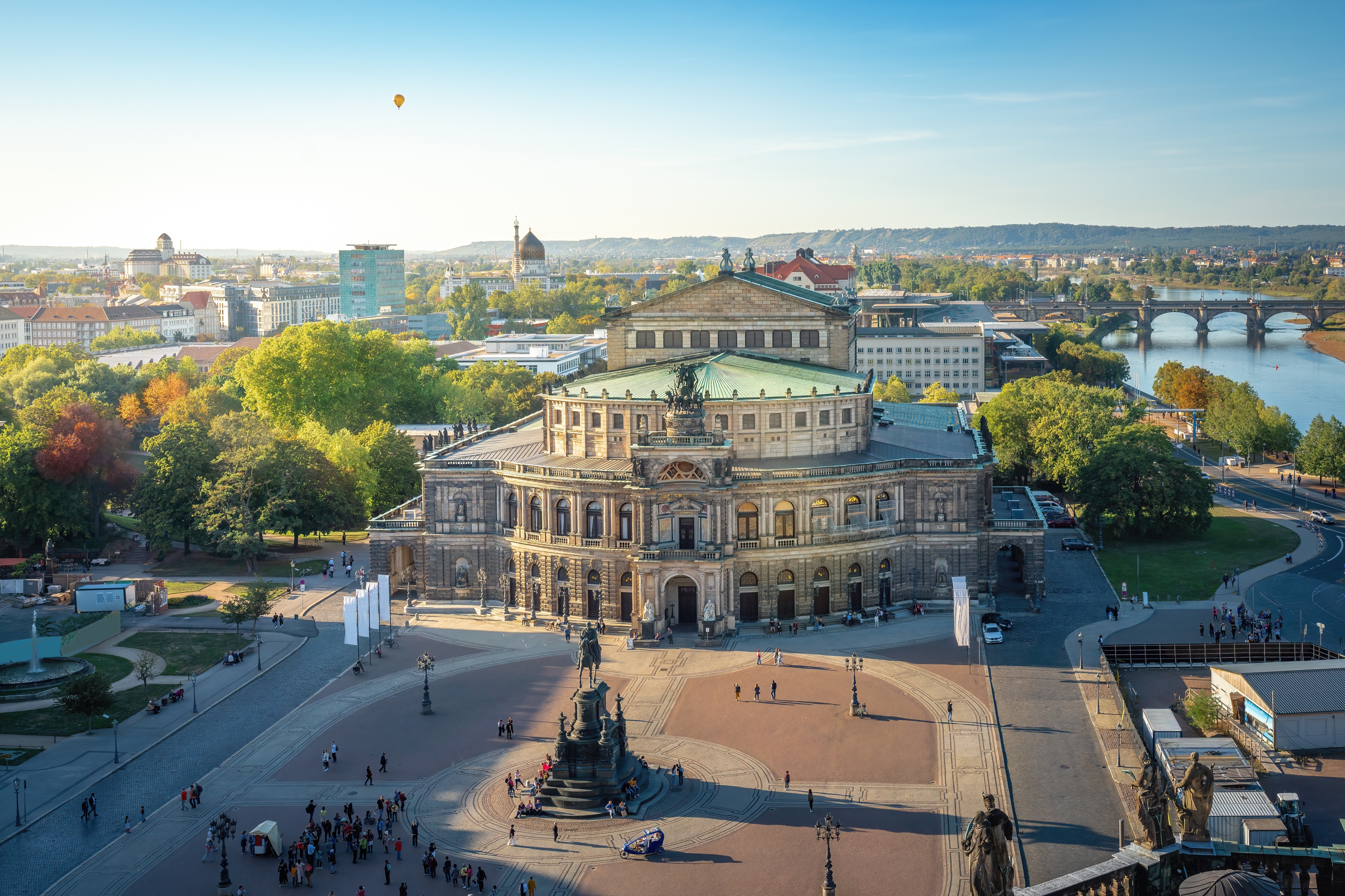Theaterplatz med Semperoper i Dresden og udsigt over Elben på en klar dag
