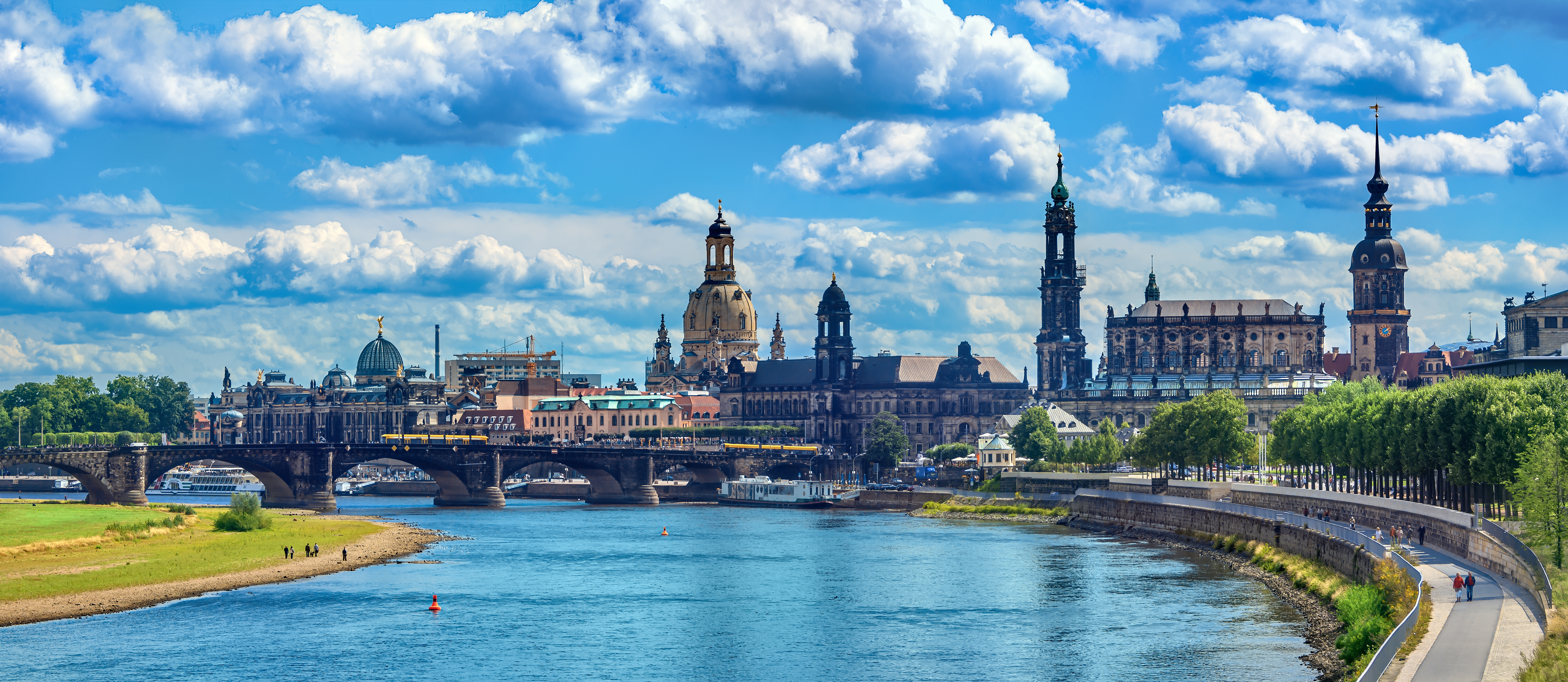 Dresden Tyskland historisk bycenter med kirker og paladser ved Elben