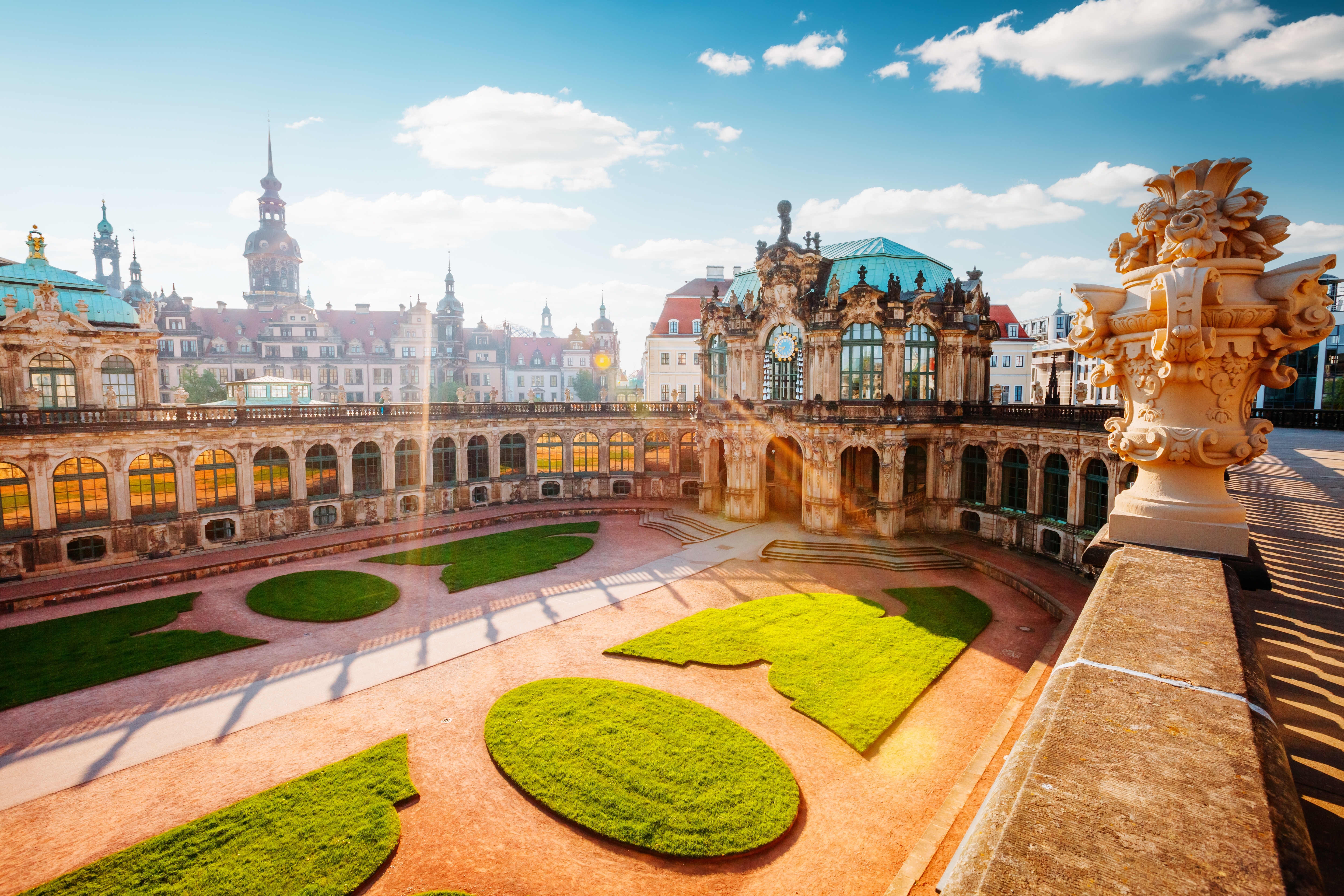 Spektakulær udsigt over det historiske Zwinger-palads i Dresden, Tyskland, med pragtfulde barokbygninger, ornamenterede detaljer og velholdte grønne arealer