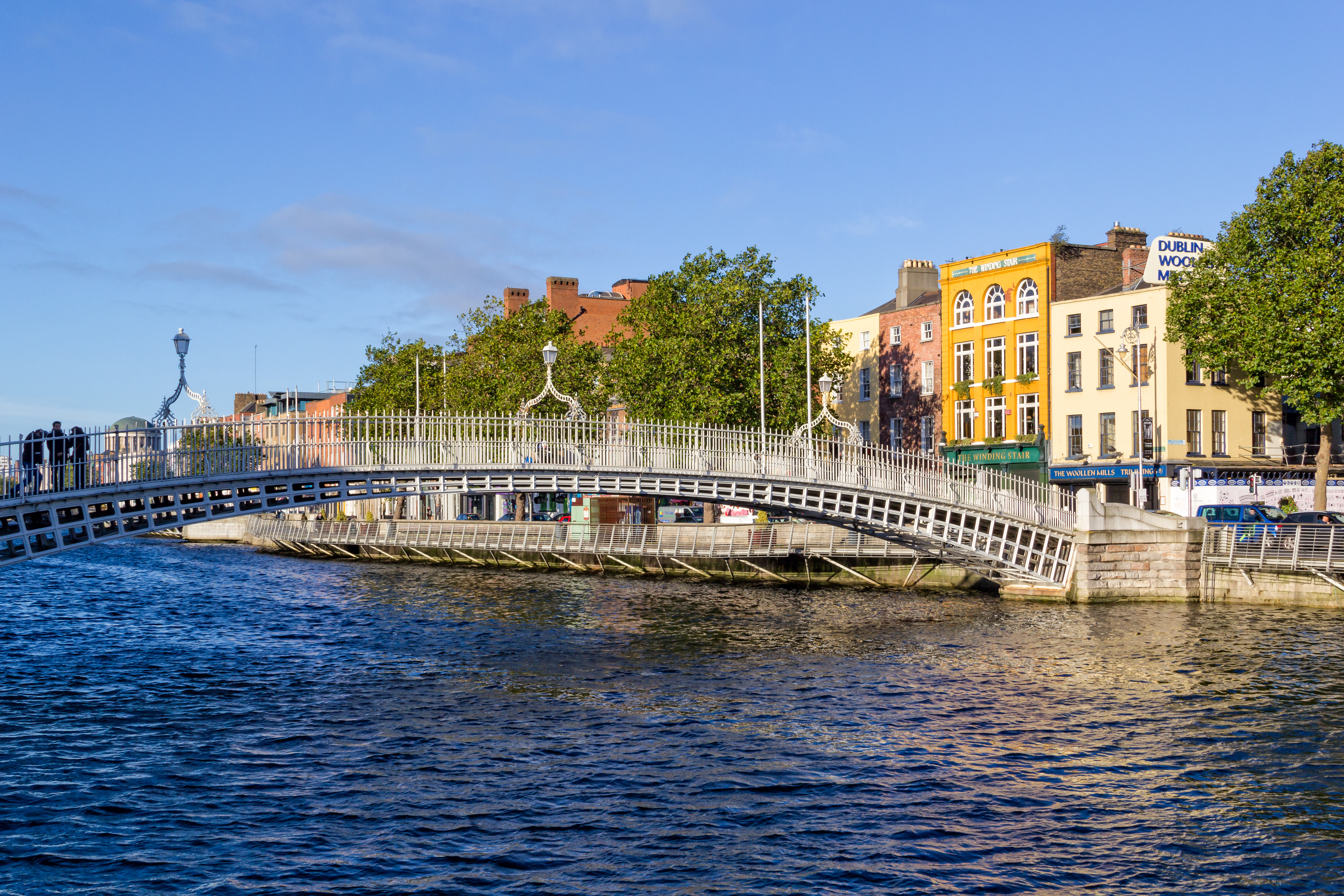 Den berømte Ha'penny Bridge over River Liffey i hjertet af Dublin, Irland, på en solrig dag