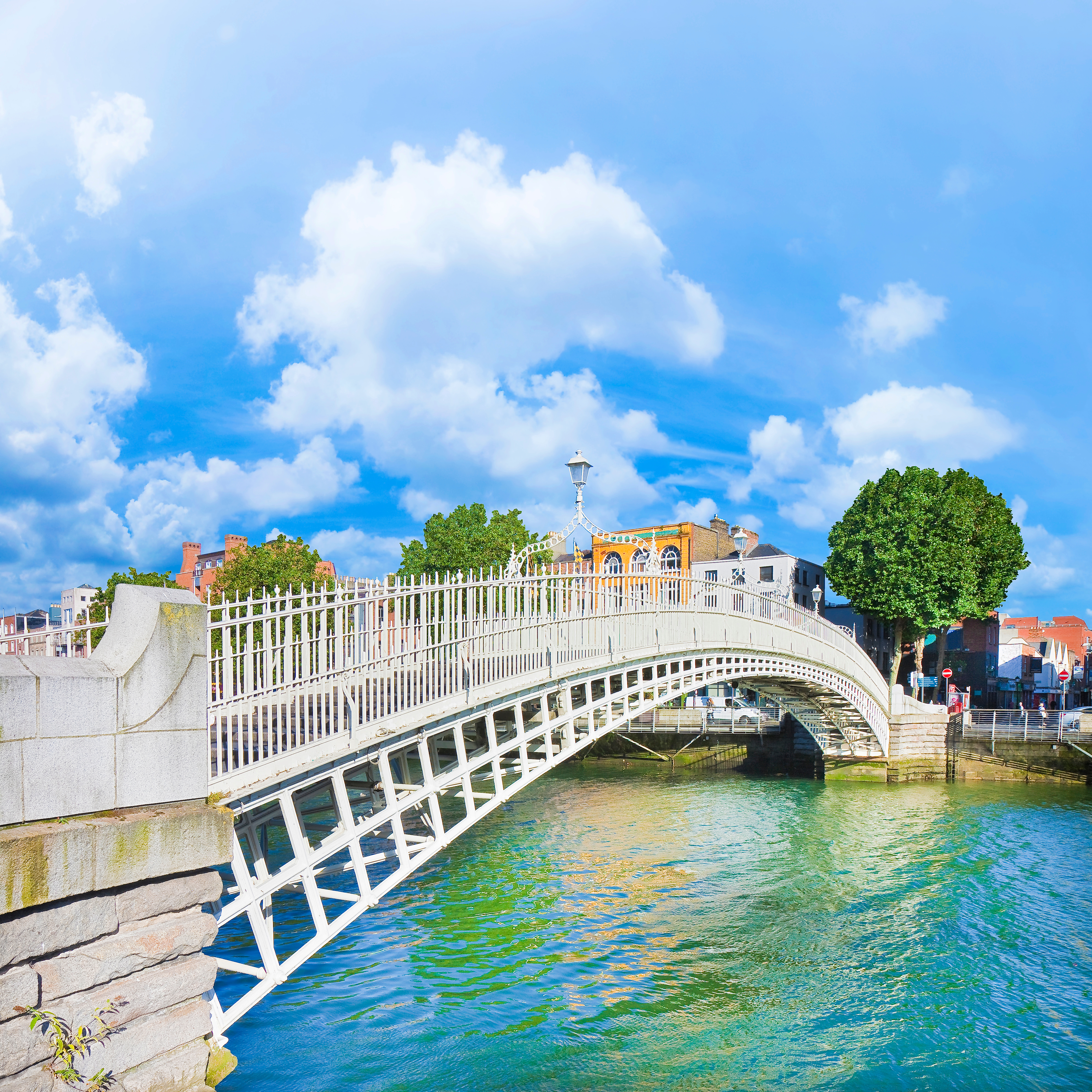 Sightseeing ved Ha'penny Bridge i Dublin, Irland - elegant støbejernsbro fra 1800-tallet