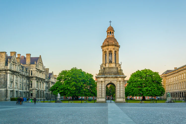 Det majestætiske Campanile-tårn på det prestigefyldte Trinity College i Dublin, Irland, en af byens mest fotograferede historiske bygninger under klar blå himmel