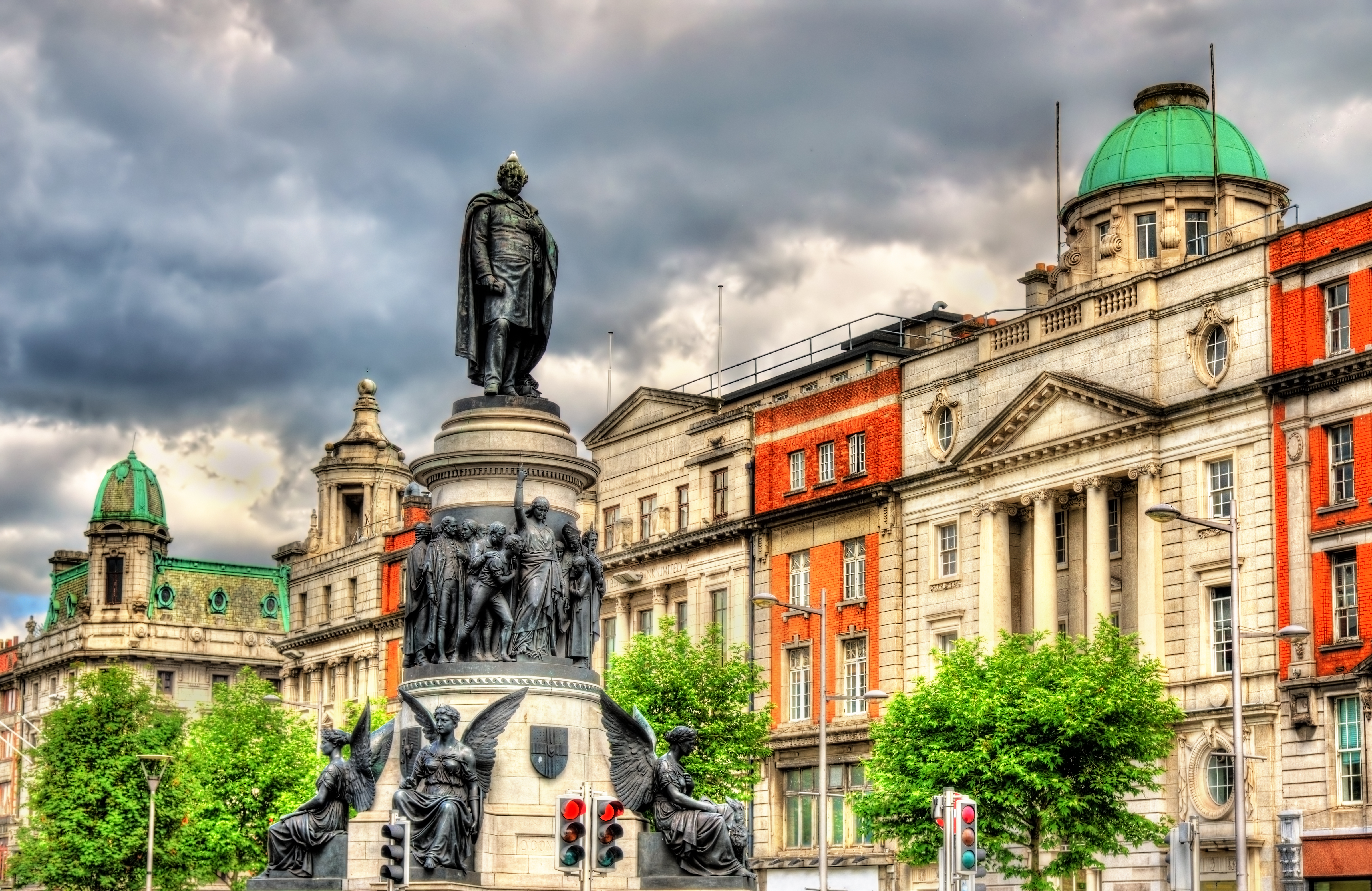 Dublin's berømte O'Connell Street med Daniel O'Connell statue og arkitektur