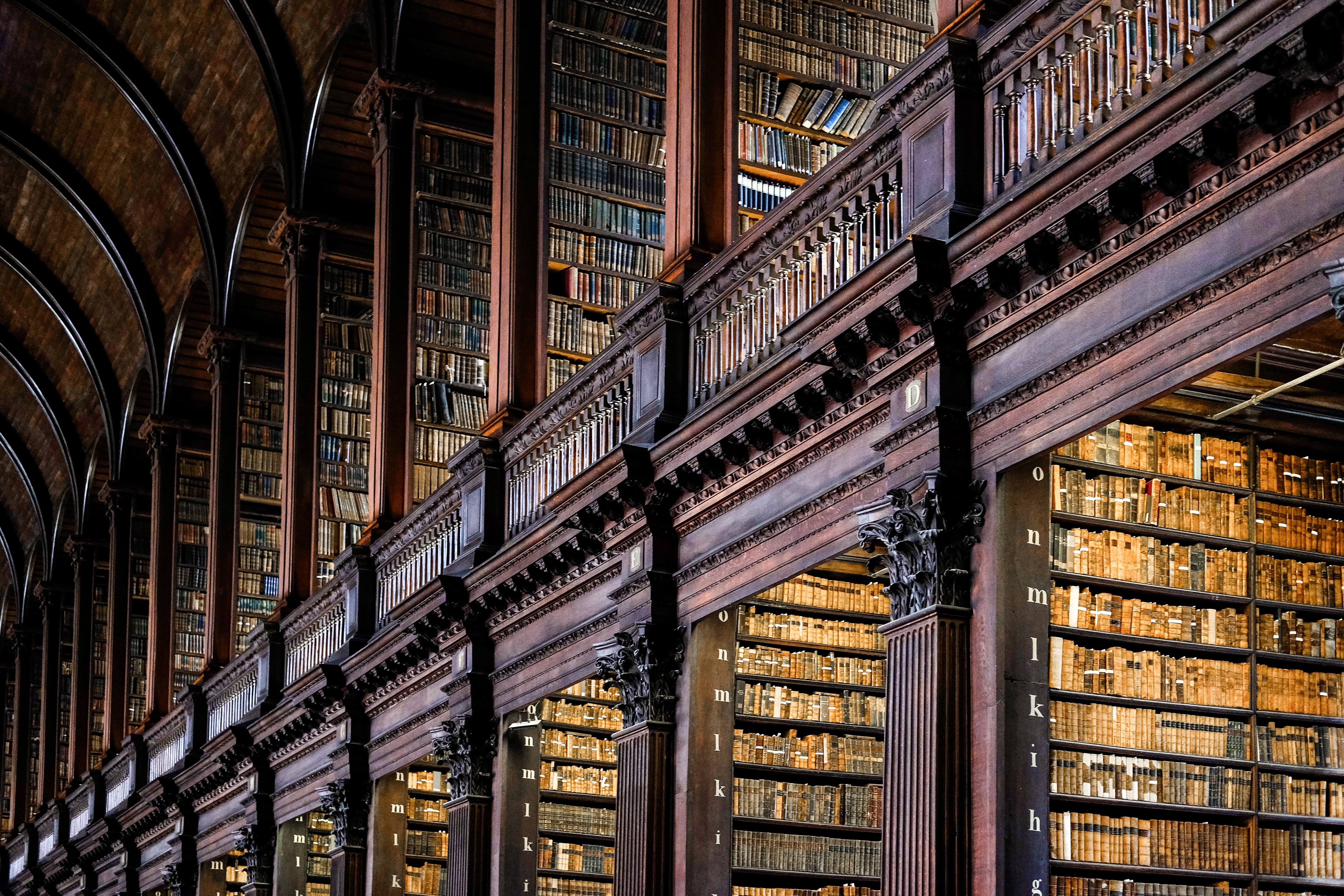 Det historiske Long Room bibliotek på Trinity College Dublin med imponerende rækker af antikke bøger på smukke træhylder og klassisk irsk arkitektur