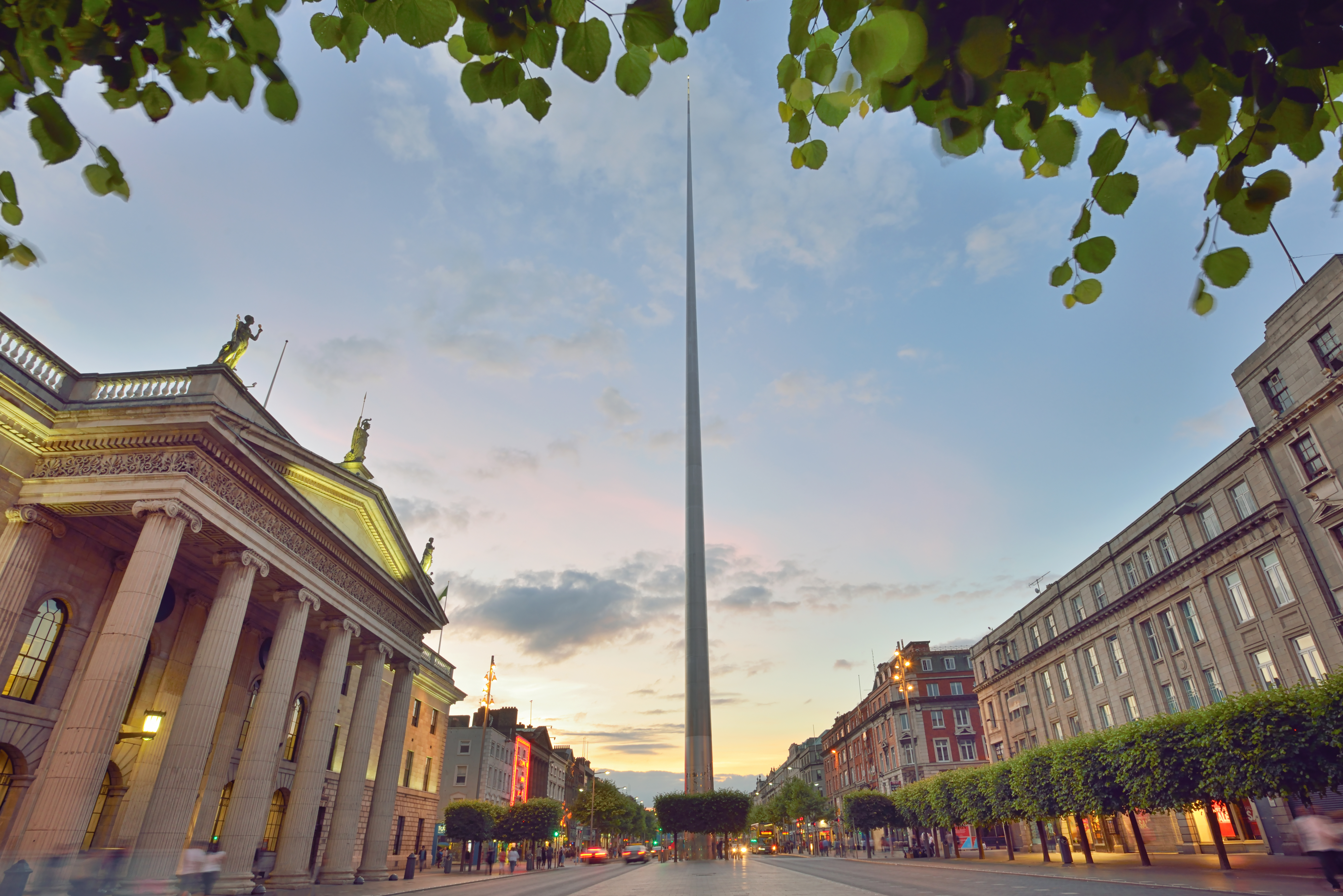 Dublins ikoniske Spire stiger mod himlen over den travle O'Connell Street med historisk irsk arkitektur på begge sider