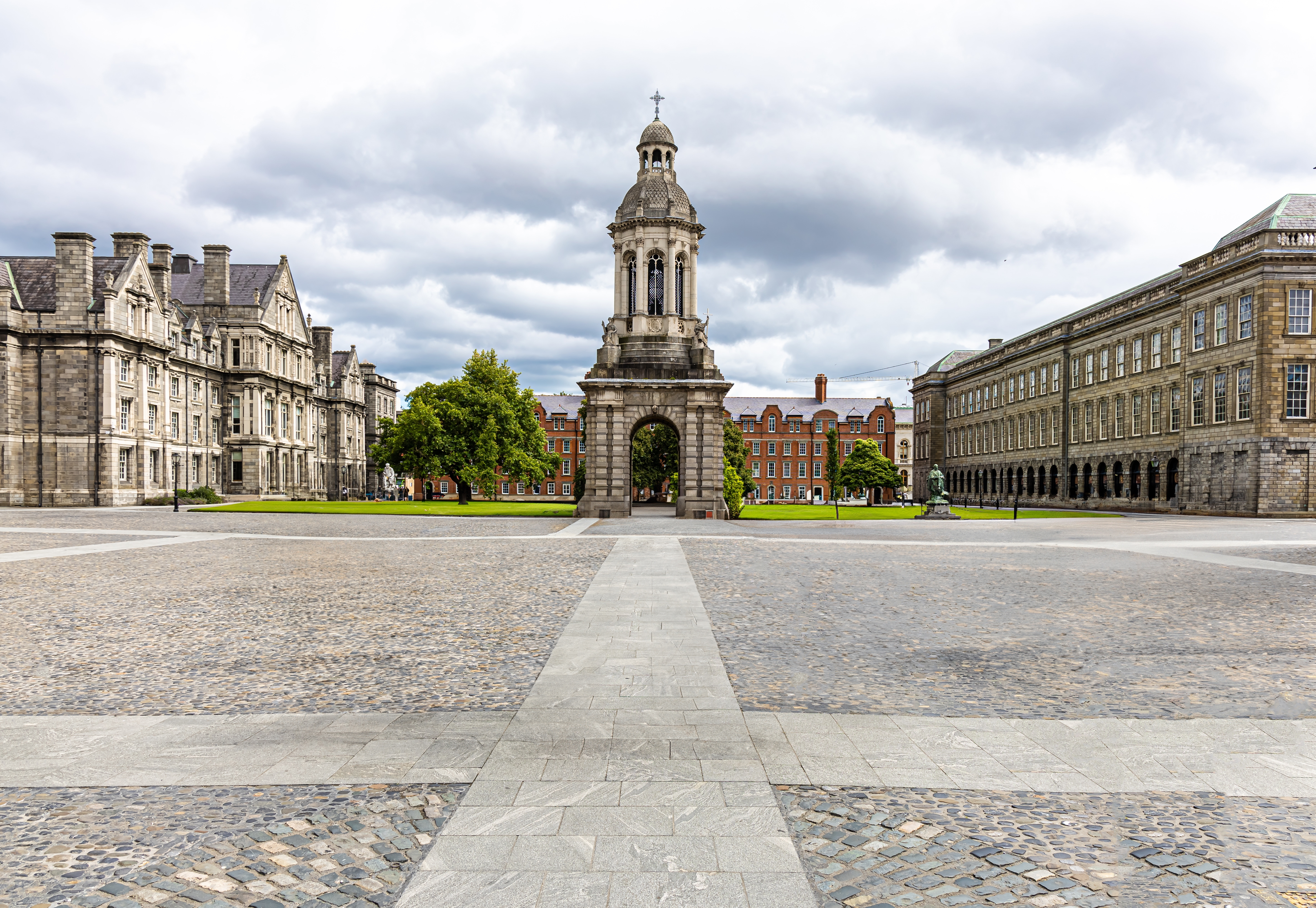 Trinity College Dublins berømte Campanile-tårn set fra den store brolagte gårdsplads i hjertet af Dublin, Irland