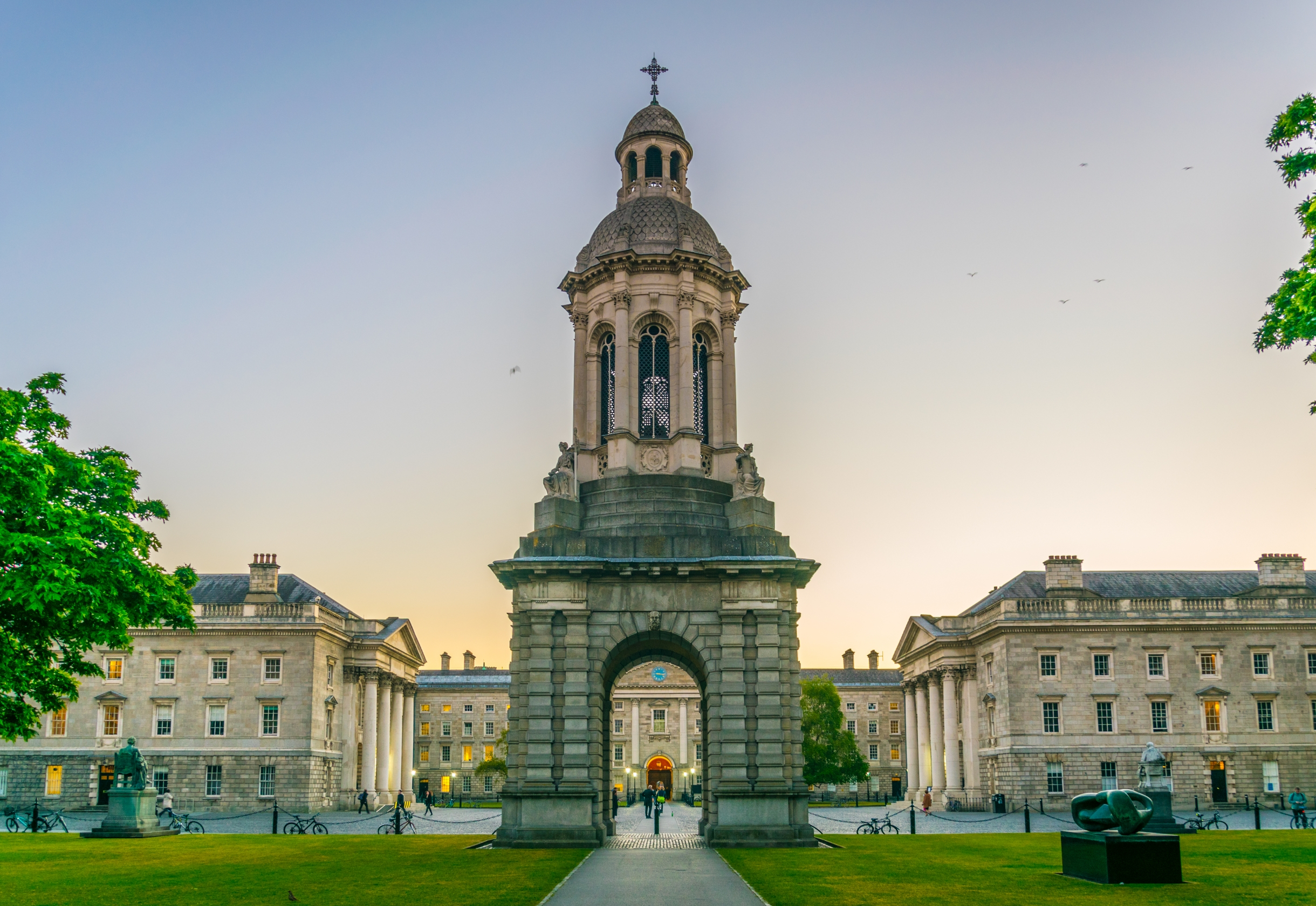 Trinity College Dublin universitet med smuk stenarkitektur og klokkertaarn i Irland