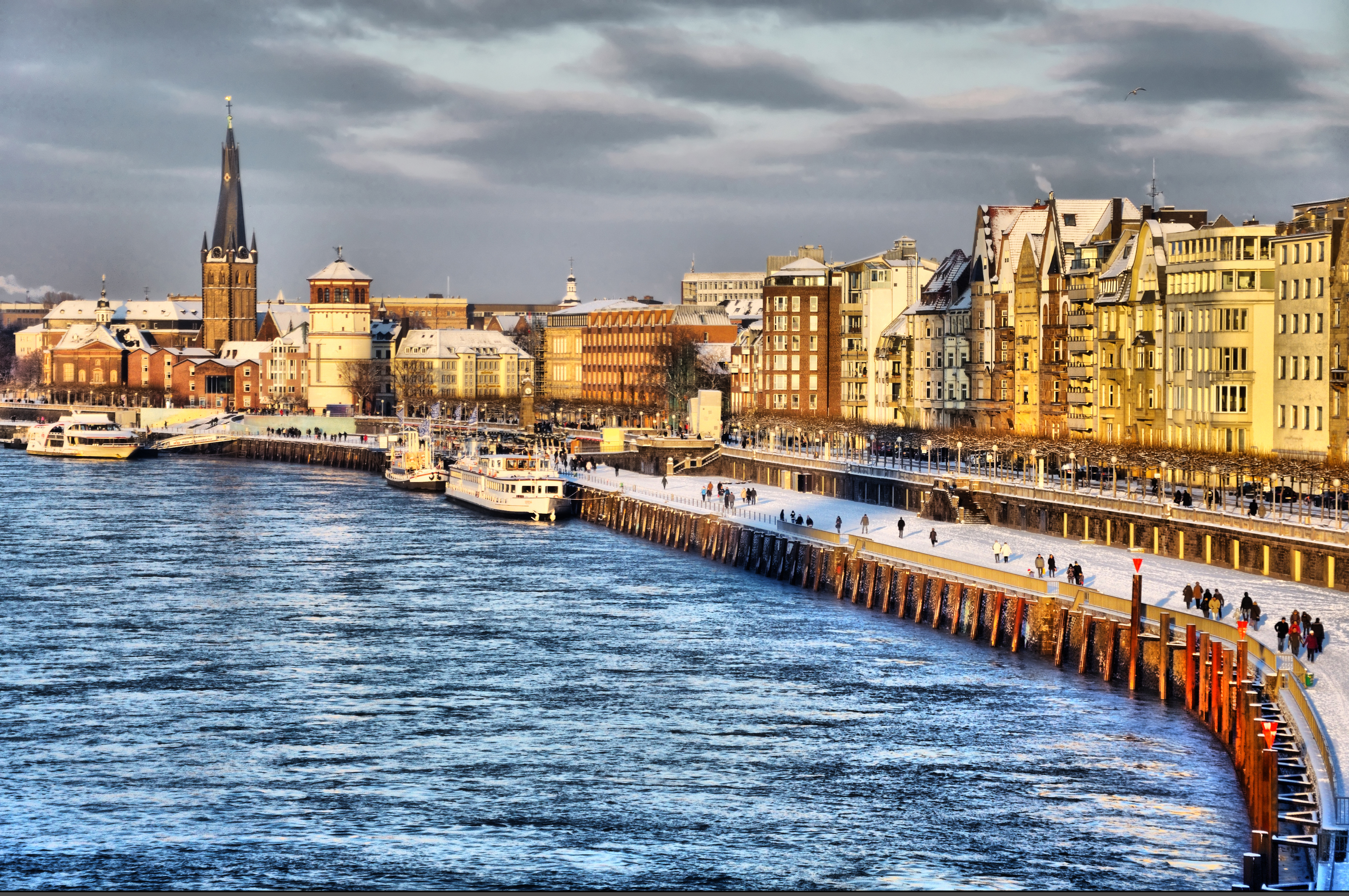 Den gamle bydel i Düsseldorf ved Rhinen med karakteristisk tysk arkitektur i vinteraftenstemning