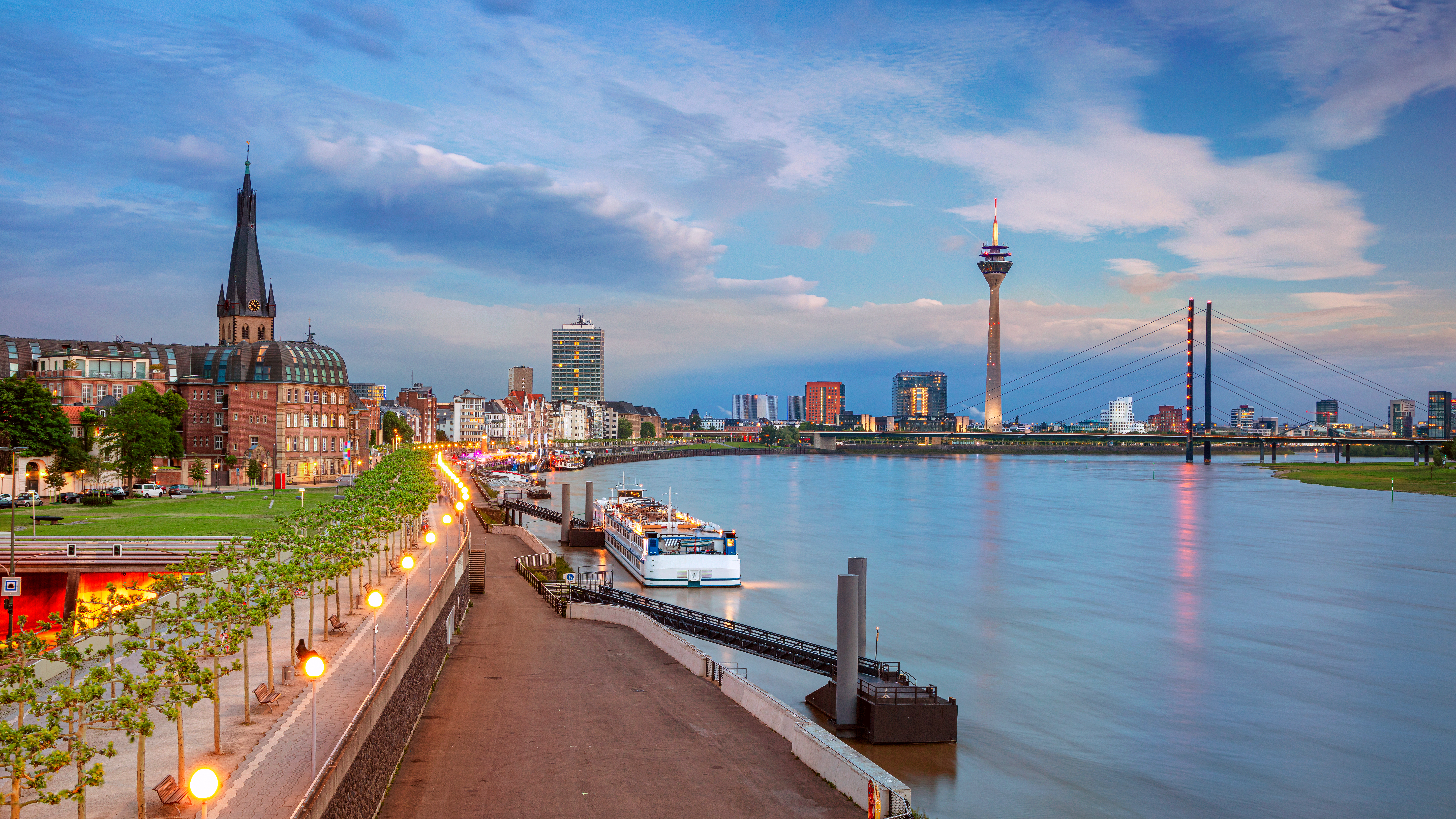Düsseldorf Rhine Tower og moderne arkitektur ved floden om aftenen