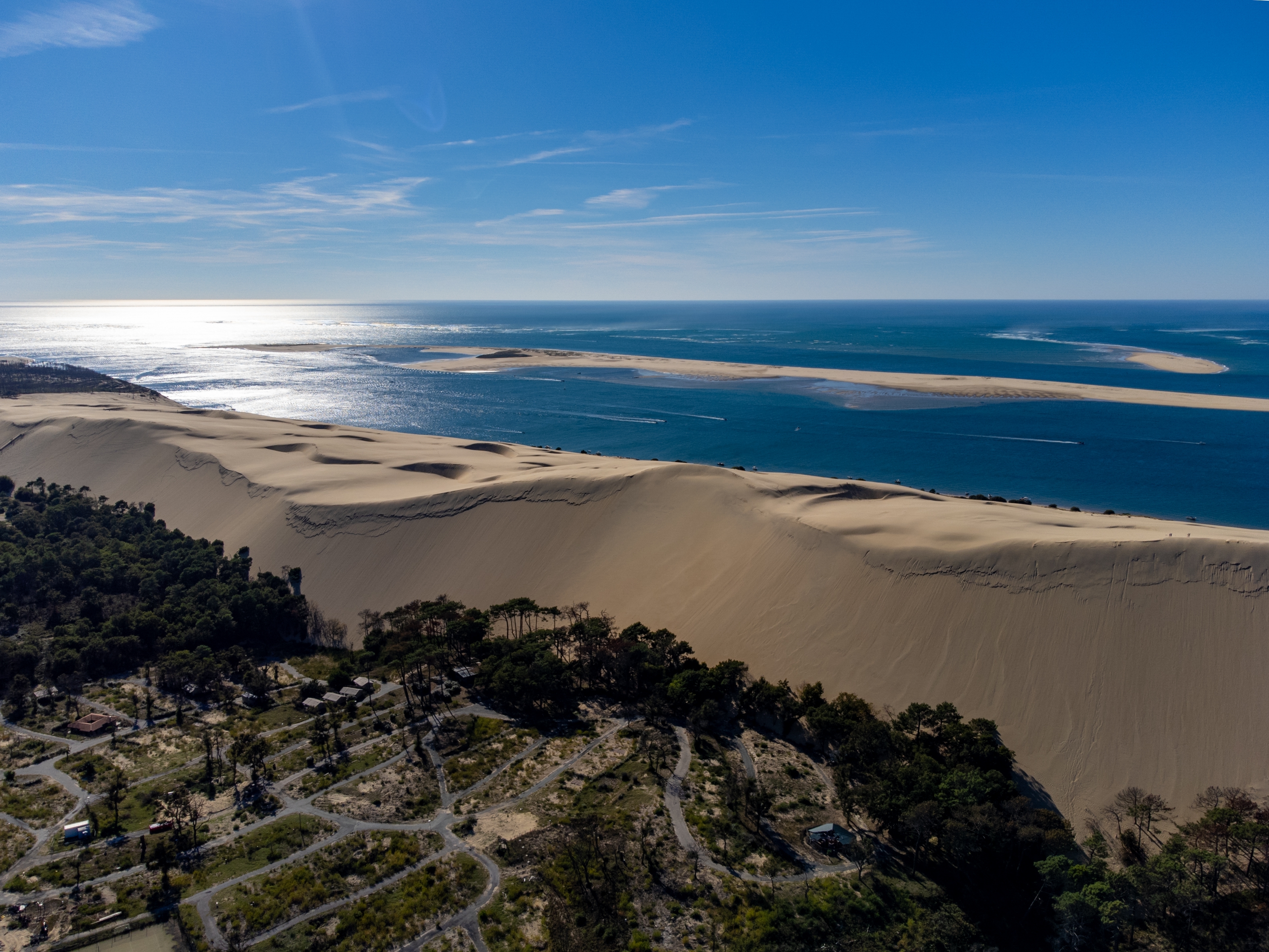 Udsigt fra Dune du Pilat over Arcachon-bugten og Atlanterhavet i det sydvestlige Frankrig – Europas højeste sanddyne nær Bordeaux