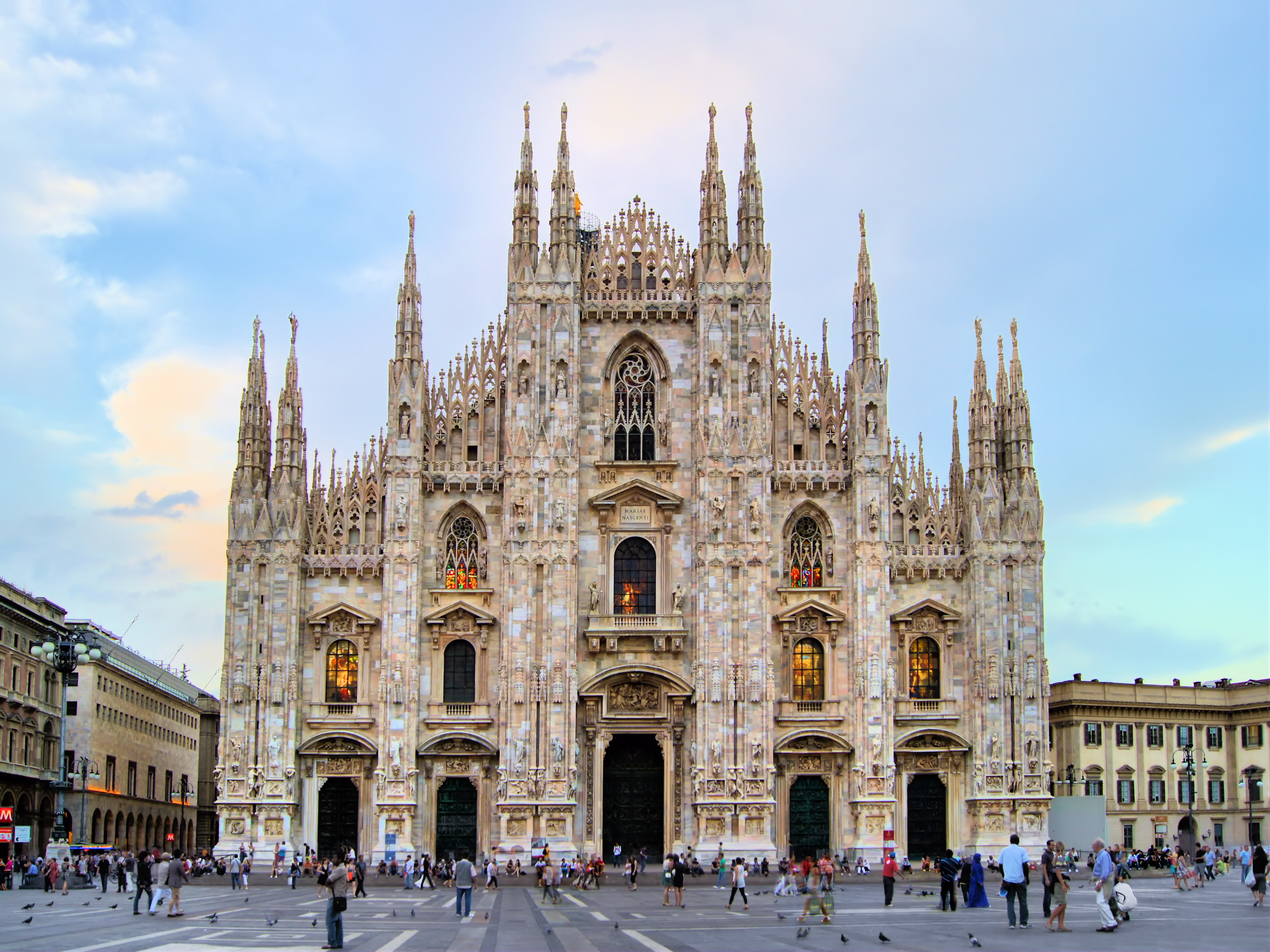Duomo di Milano facade med gotiske spir og detaljer om aftenen