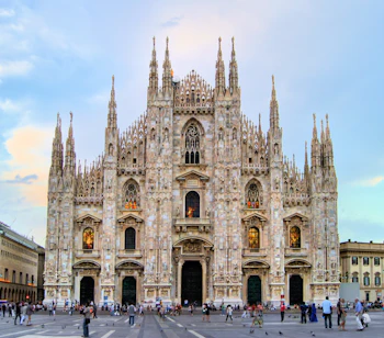 Duomo di Milano facade med gotiske spir og detaljer om aftenen