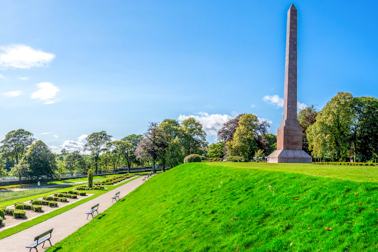 Majestætisk obelisk i Duthie Park Aberdeen med landscapede haver og gangstier