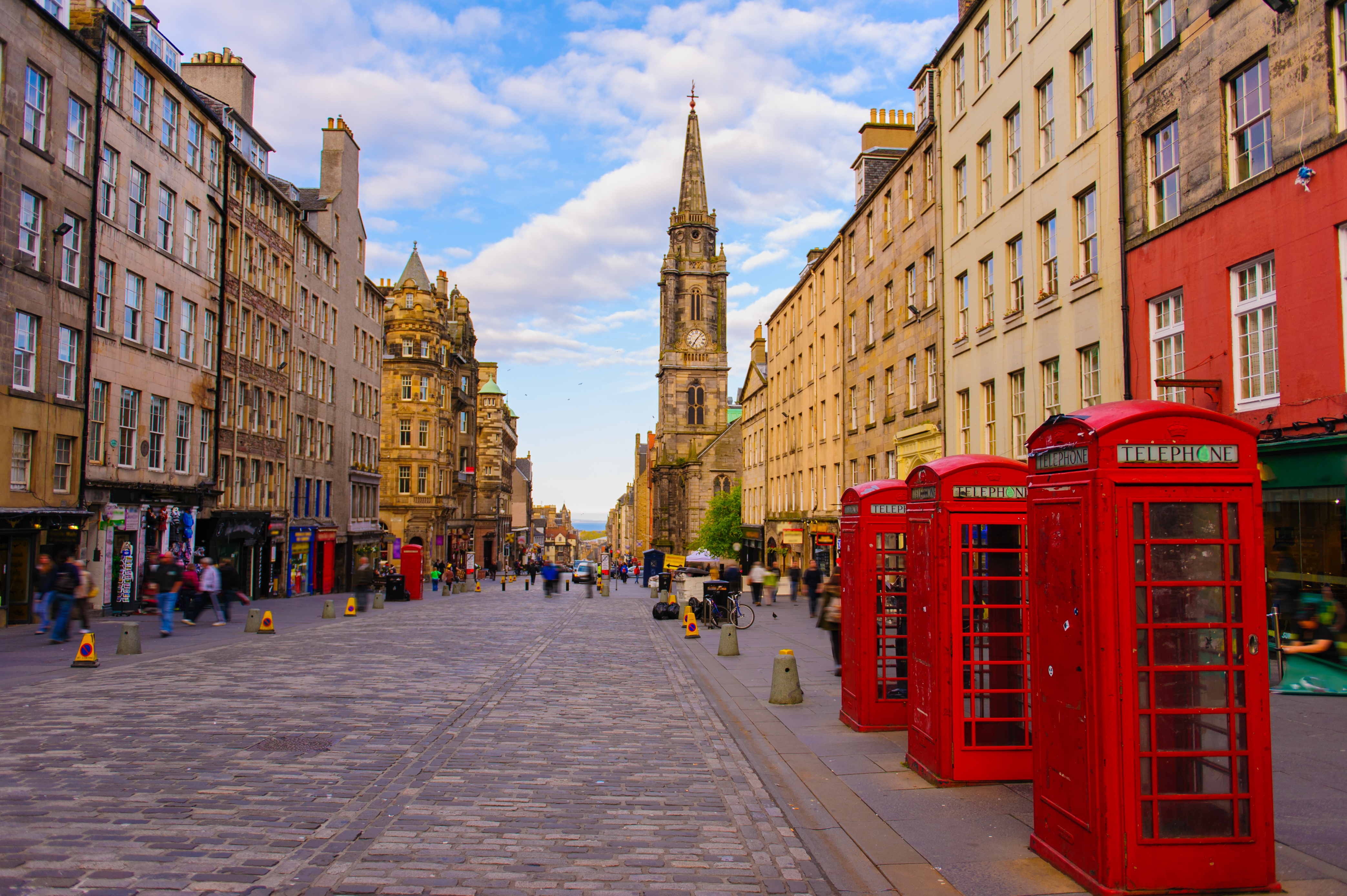 Den ikoniske Royal Mile i Edinburgh med sine historiske bygninger og charmerende gadebillede - et must-see på enhver rejse til Skotland