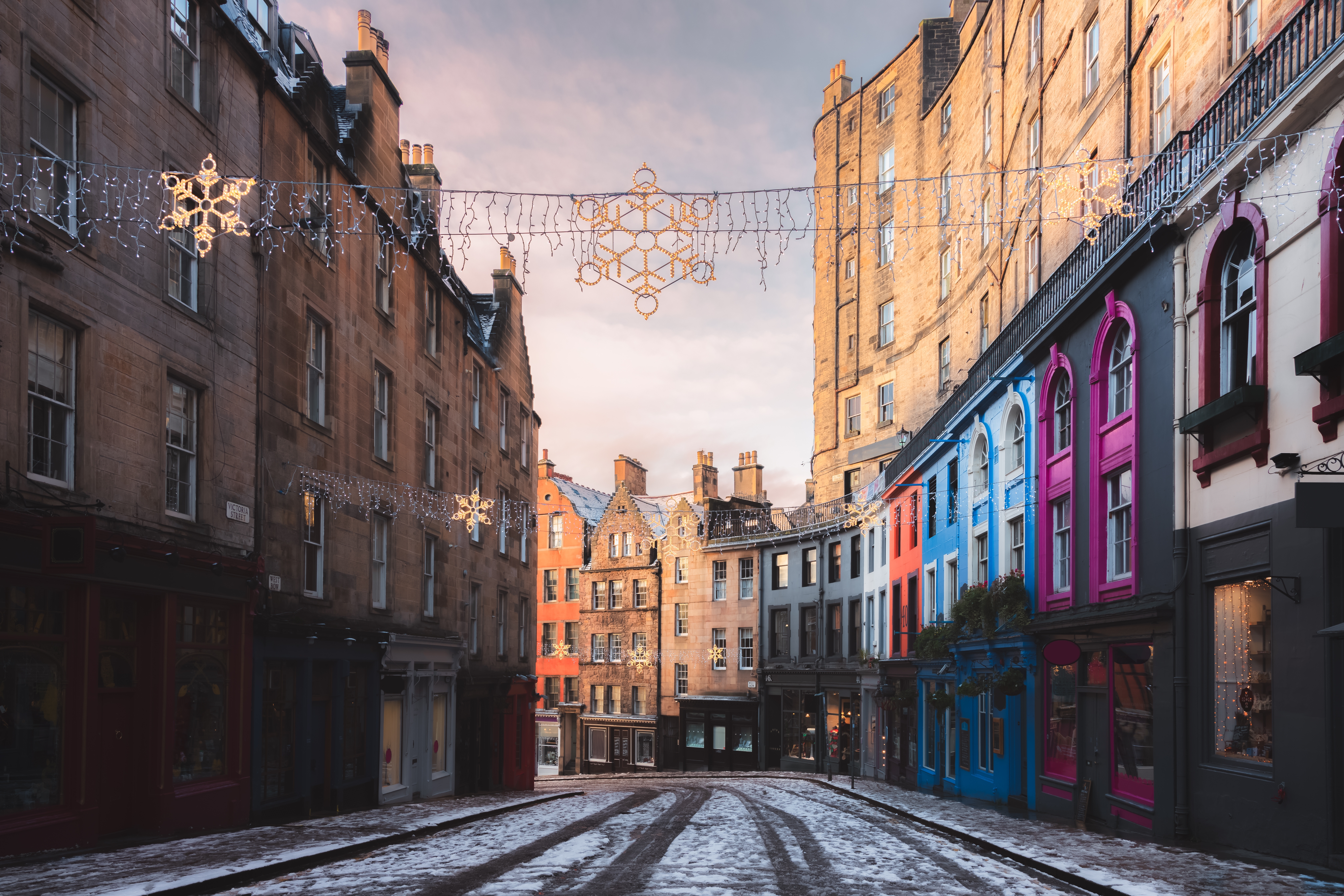 Vinterbillede fra Victoria Street i Edinburgh med sne og festlig julbelysning