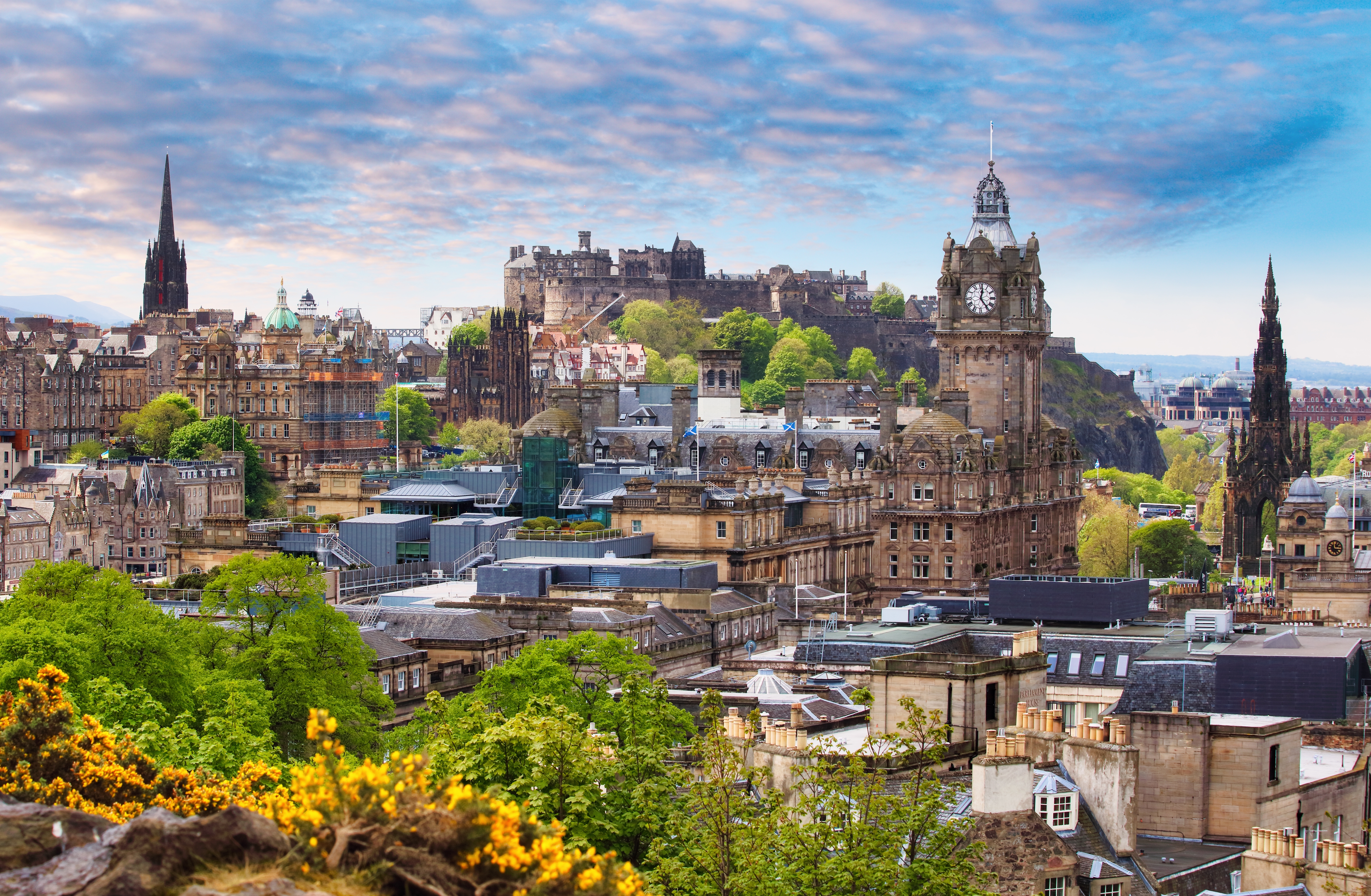 Udsigt over Edinburgh fra Calton Hill med Edinburgh Castle, Balmoral Hotel og Scott Monument på en klar sommerdag i Skotland