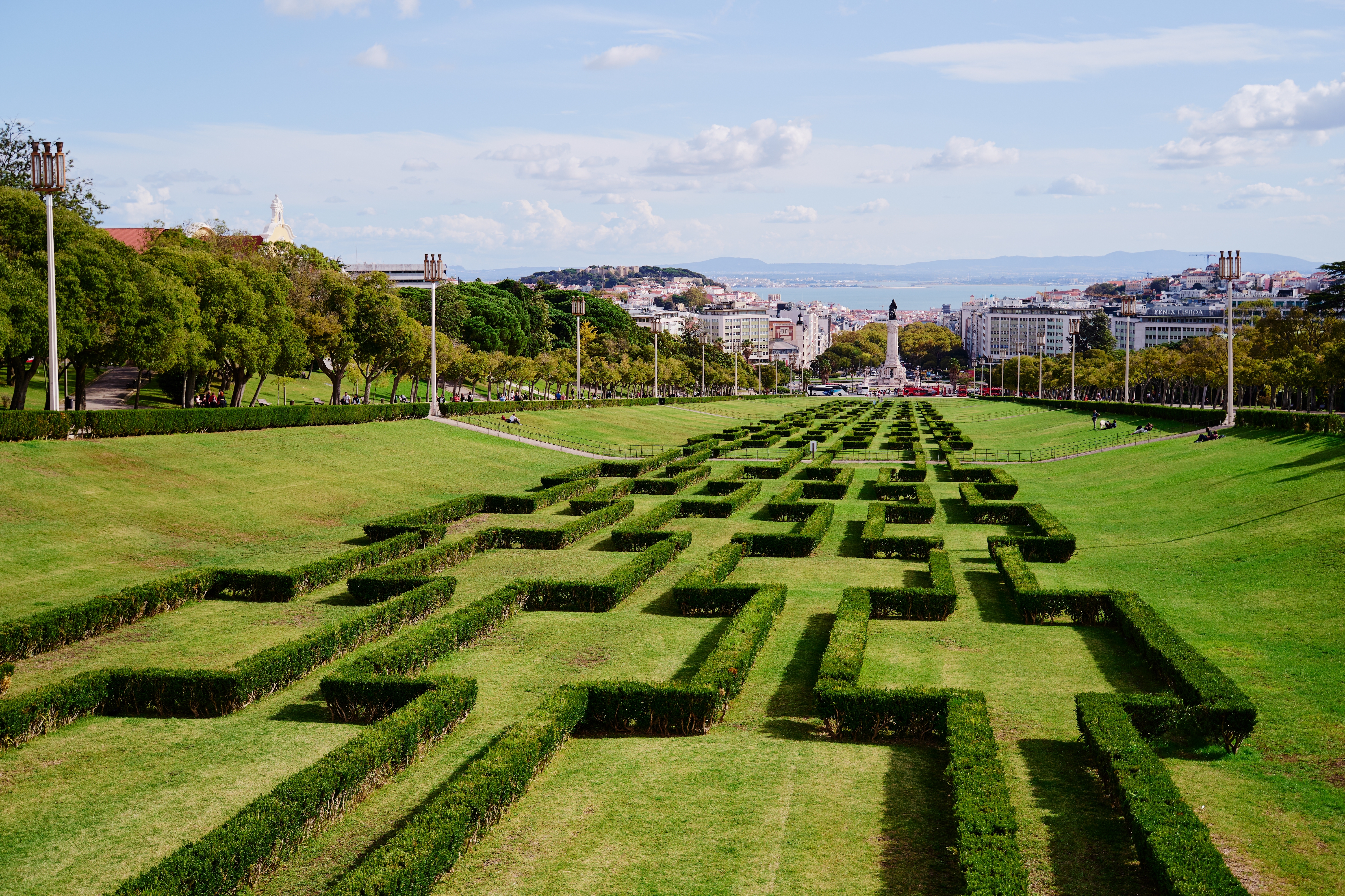 Panoramaudsigt fra Parque Eduardo VII i Lissabon over byens tage og den smukke havearkitektur, Portugal