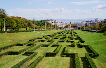 Panoramaudsigt fra Parque Eduardo VII i Lissabon over byens tage og den smukke havearkitektur, Portugal