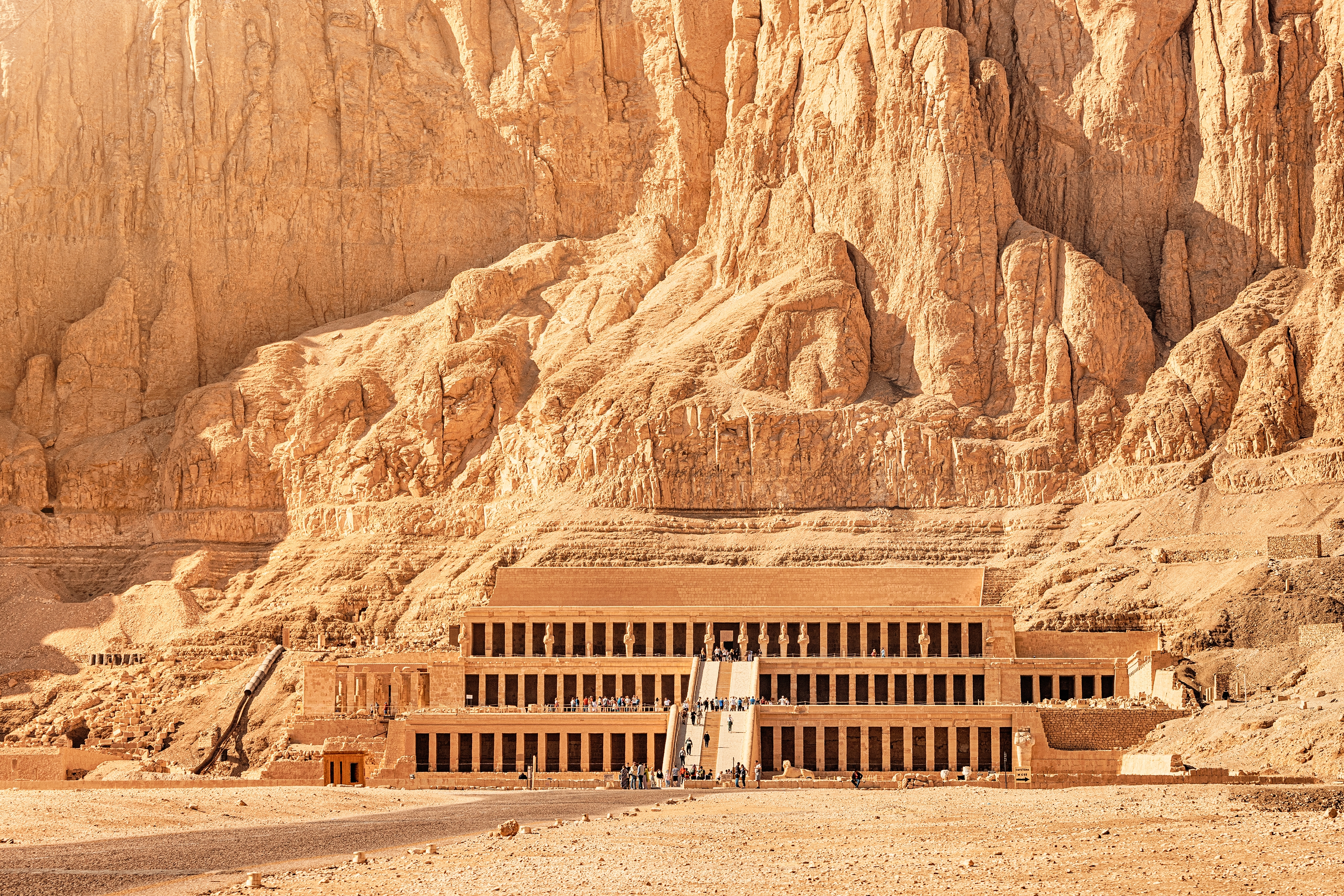 Hatshepsuts tempel ved Deir el-Bahari i Egypten, et af oldtidens mest bevarede templer med søjleterrasser mod de karakteristiske kalkstensklipper nær Luxor