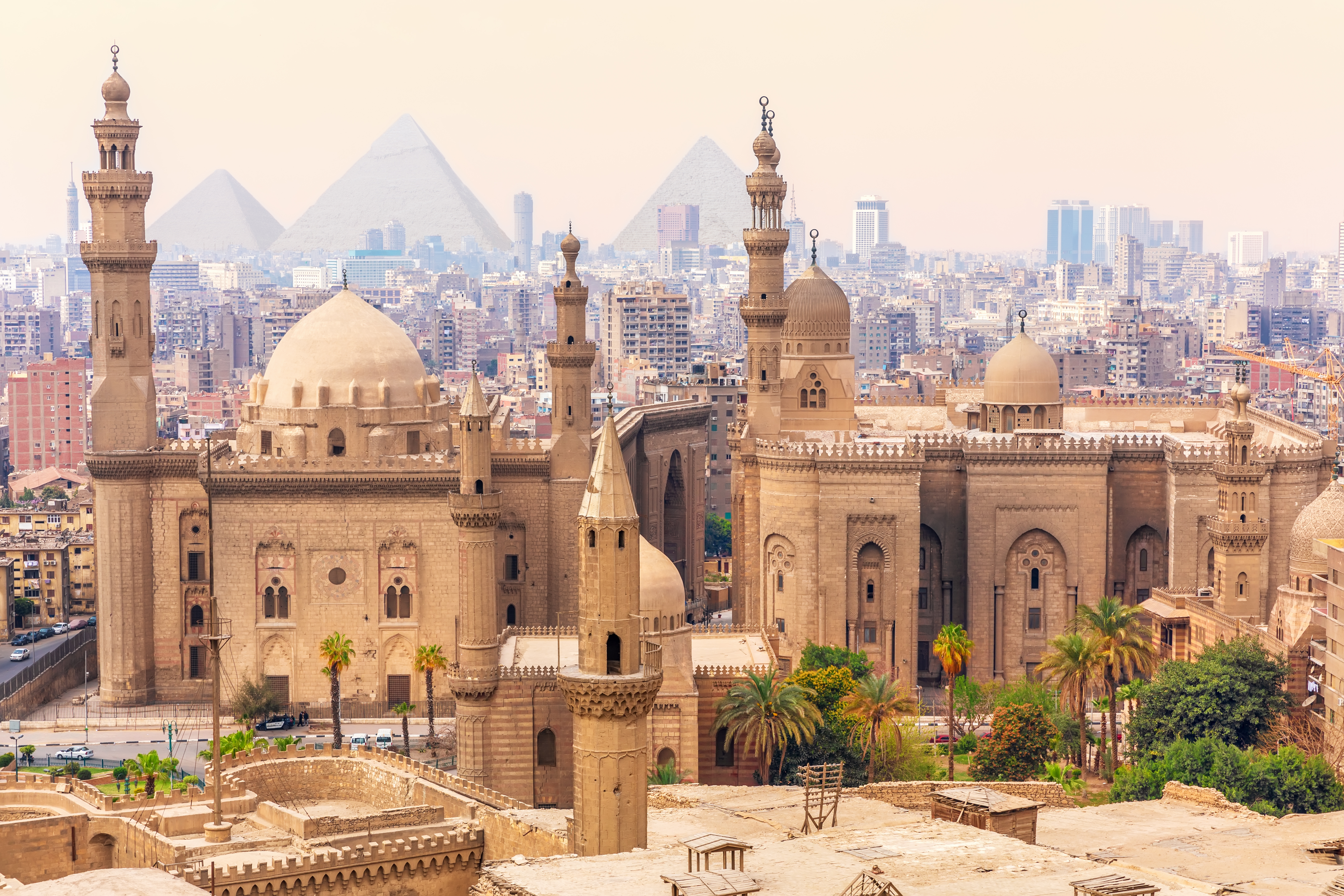 Spektakulær udsigt over Kairo med Sultan Hassan-moskeen og Giza-pyramiderne som vartegn i horisonten