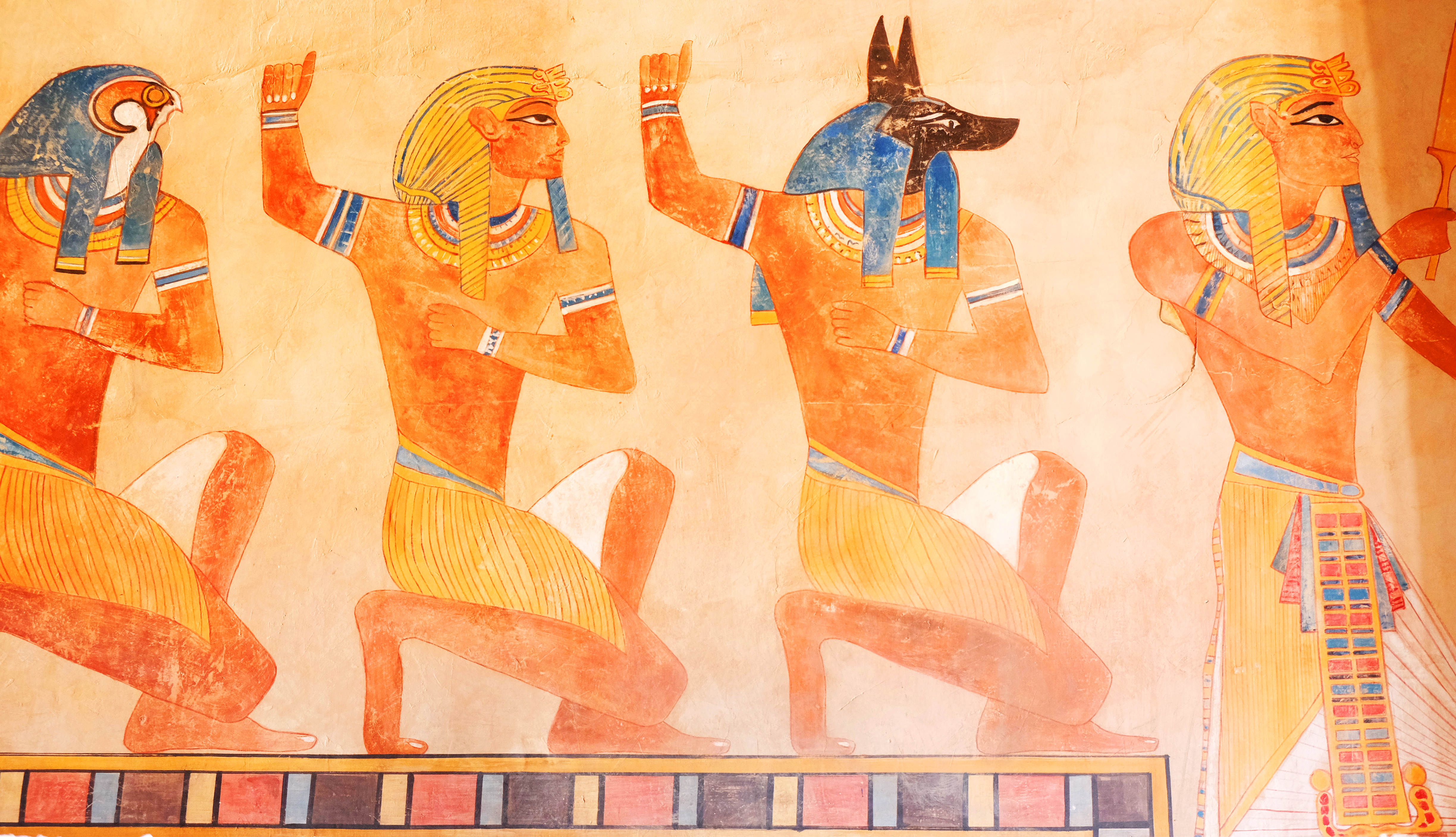 Autentisk egyptisk kunst fra antikke gravkamre med faraoer og mytologiske figurer