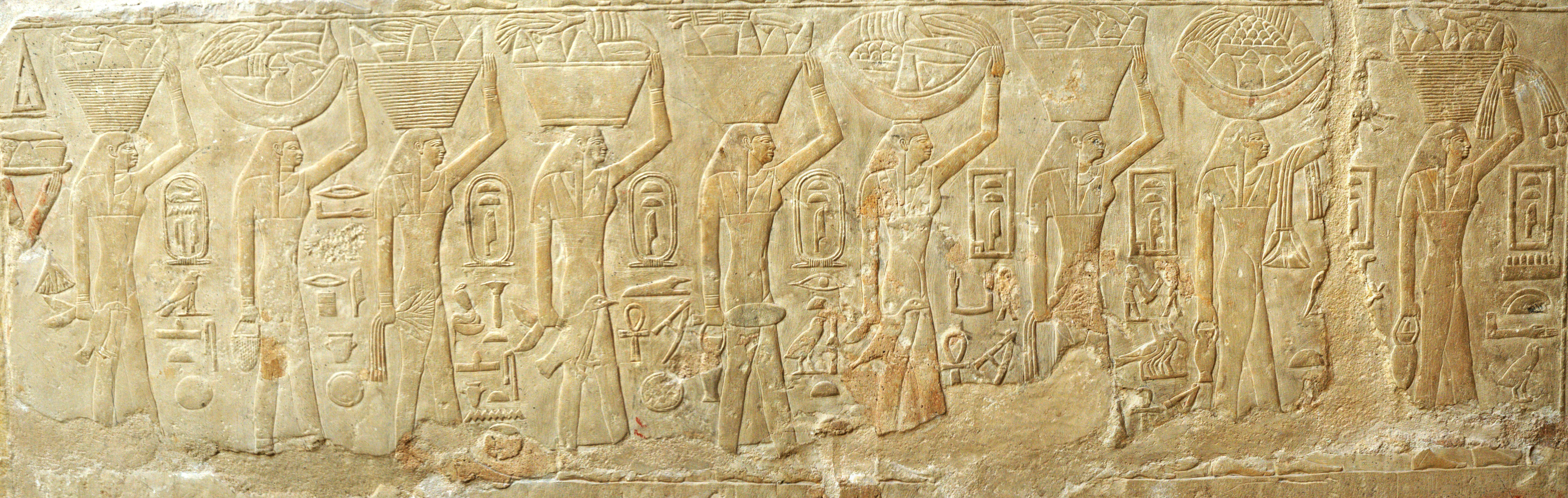 Autentiske egyptiske hieroglyffer udhulet i sandsten på historisk tempel i Luxor Egypten