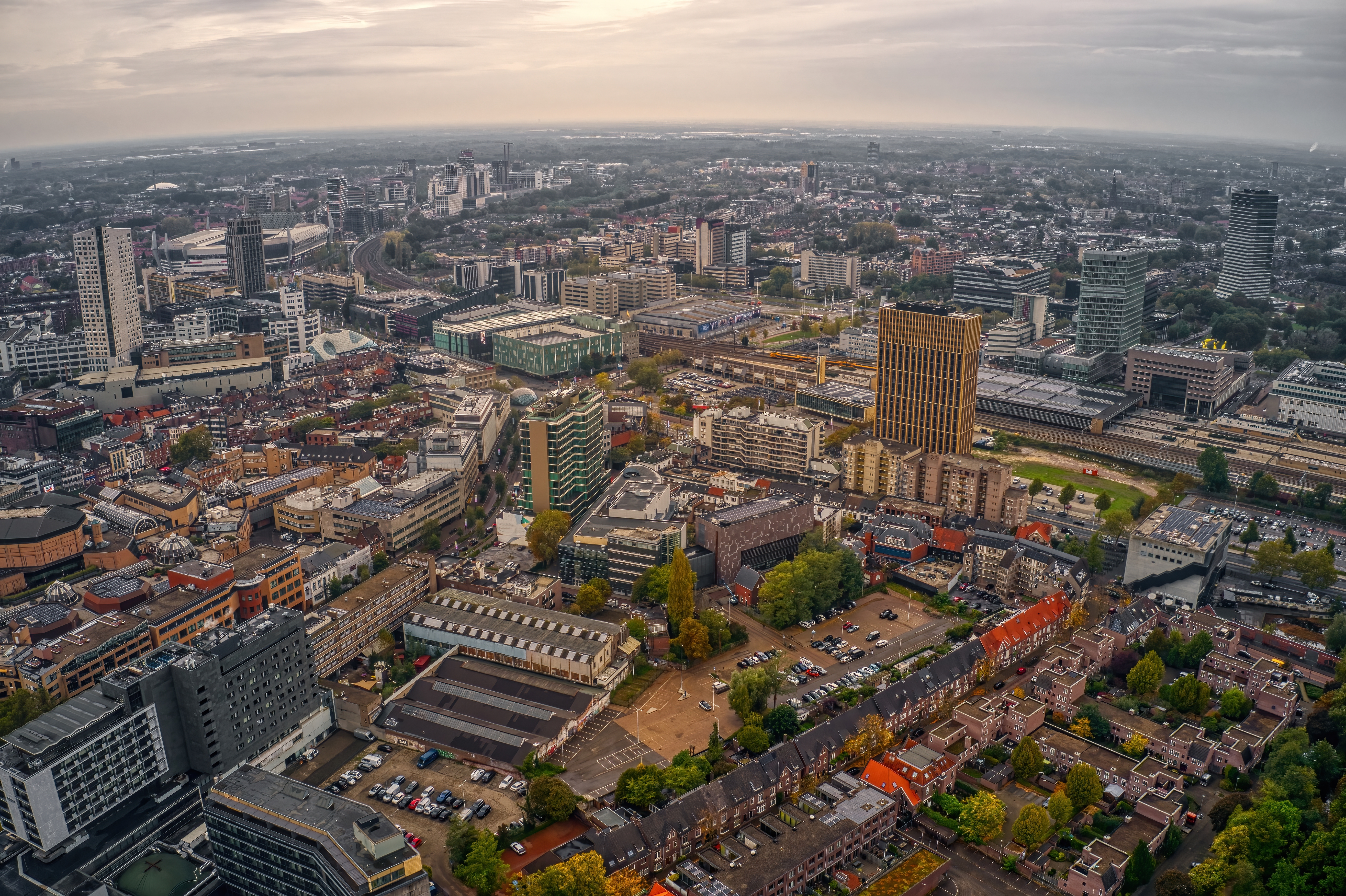Fugleflugtsperspektiv over Eindhoven i Nederlandene med bycenter og skyline i tidlig efterår