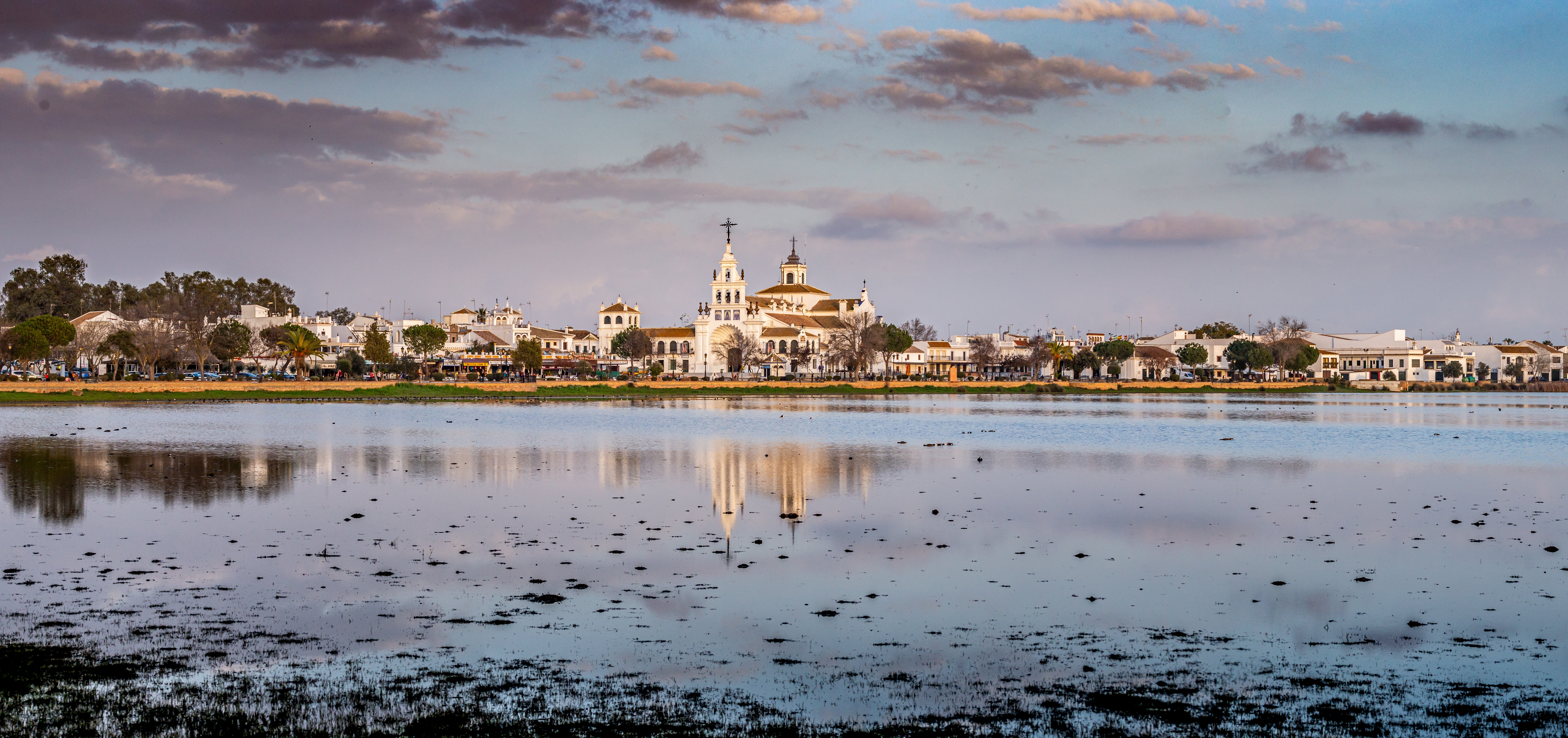 Fredelig El Rocio landsby med historisk kirke og smukke reflektioner i Spanien